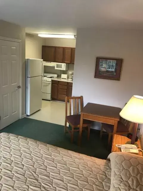 Kitchen/Kitchenette in Affordable Suites Conover / Hickory