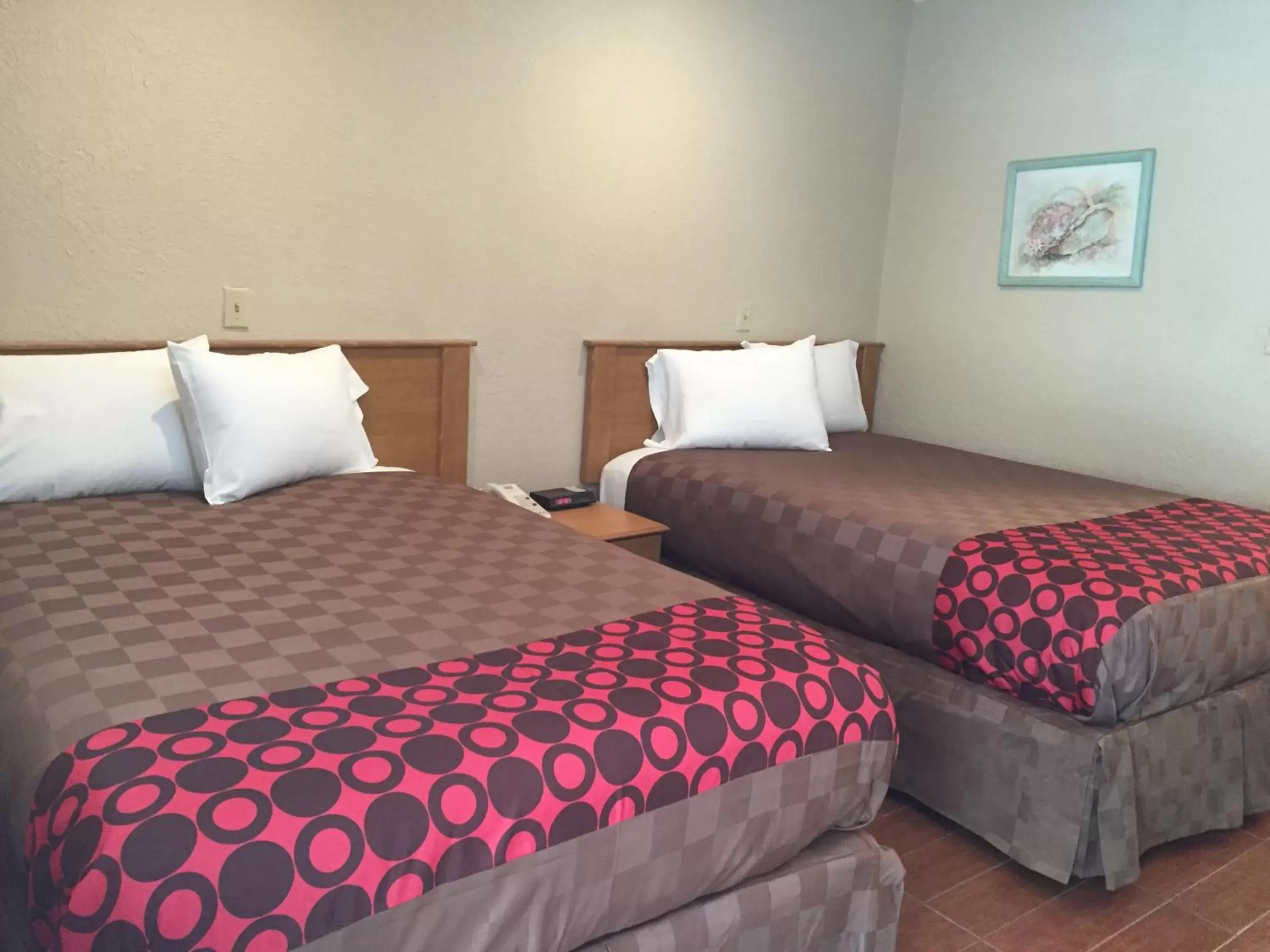 Photo of the whole room, Bed in Townhouse Inn and Suites