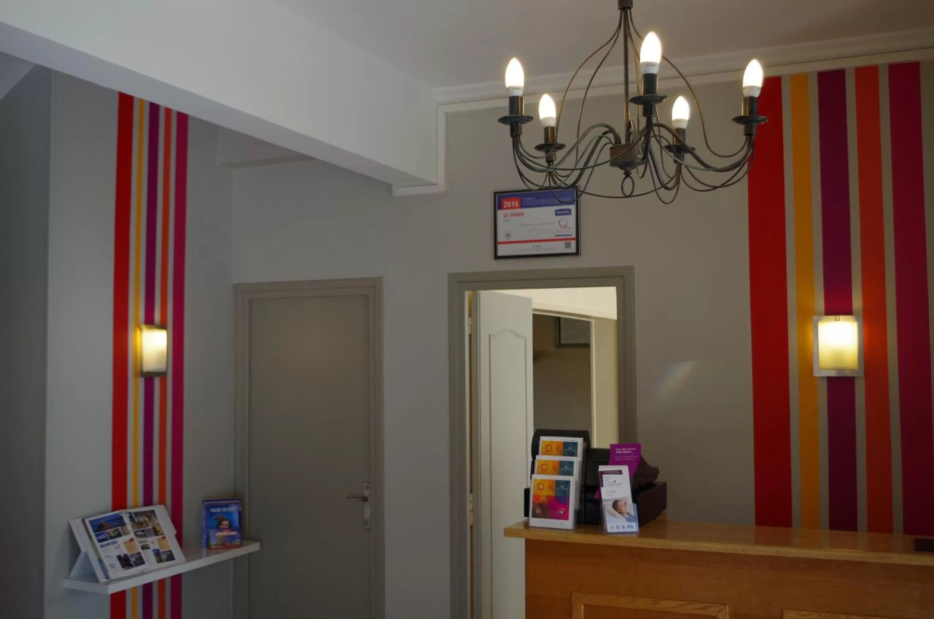 Lobby or reception in The Originals City, Hôtel Le Savoy, Caen