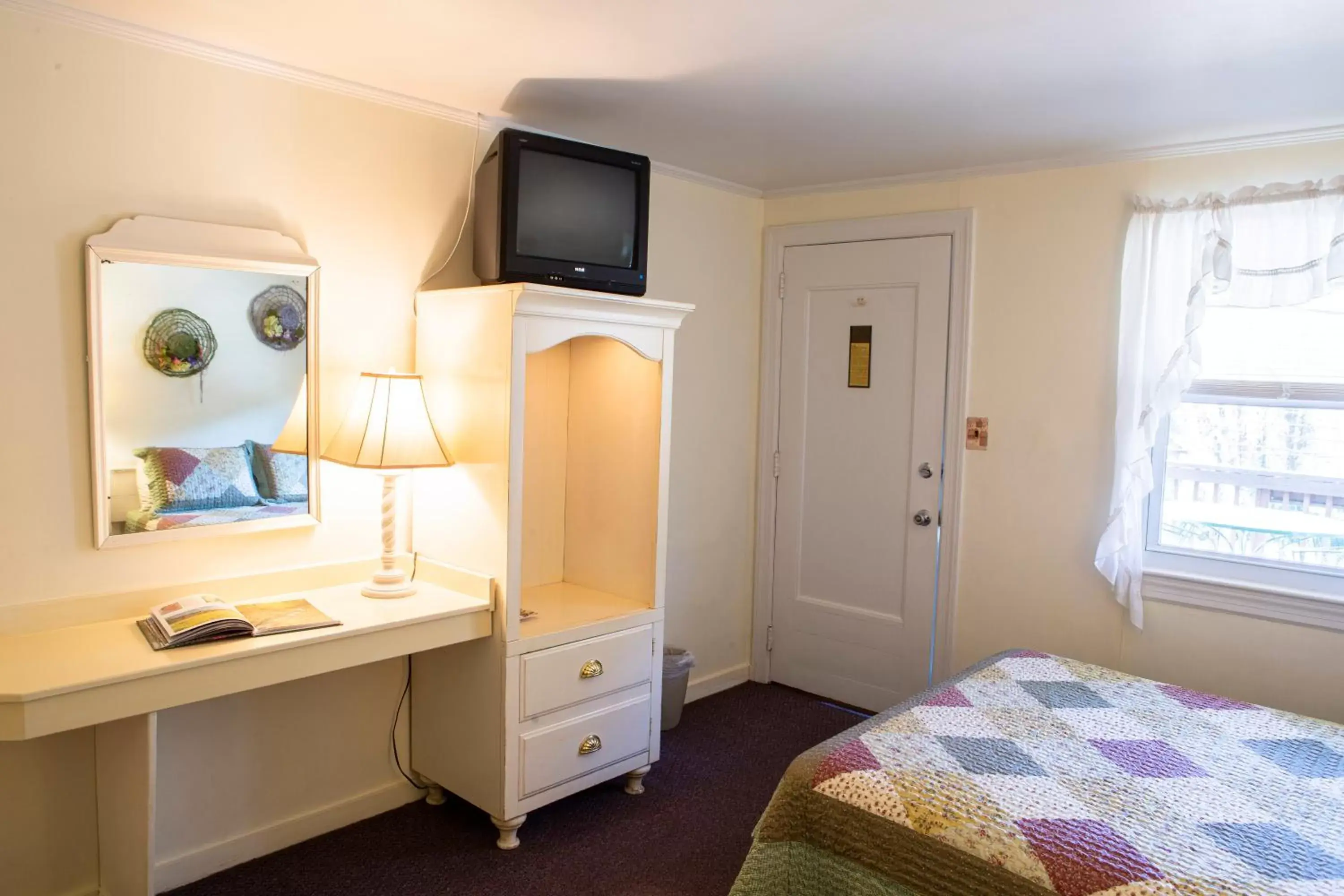 Facade/entrance, Bed in The Chimney Rock Inn & Cottages