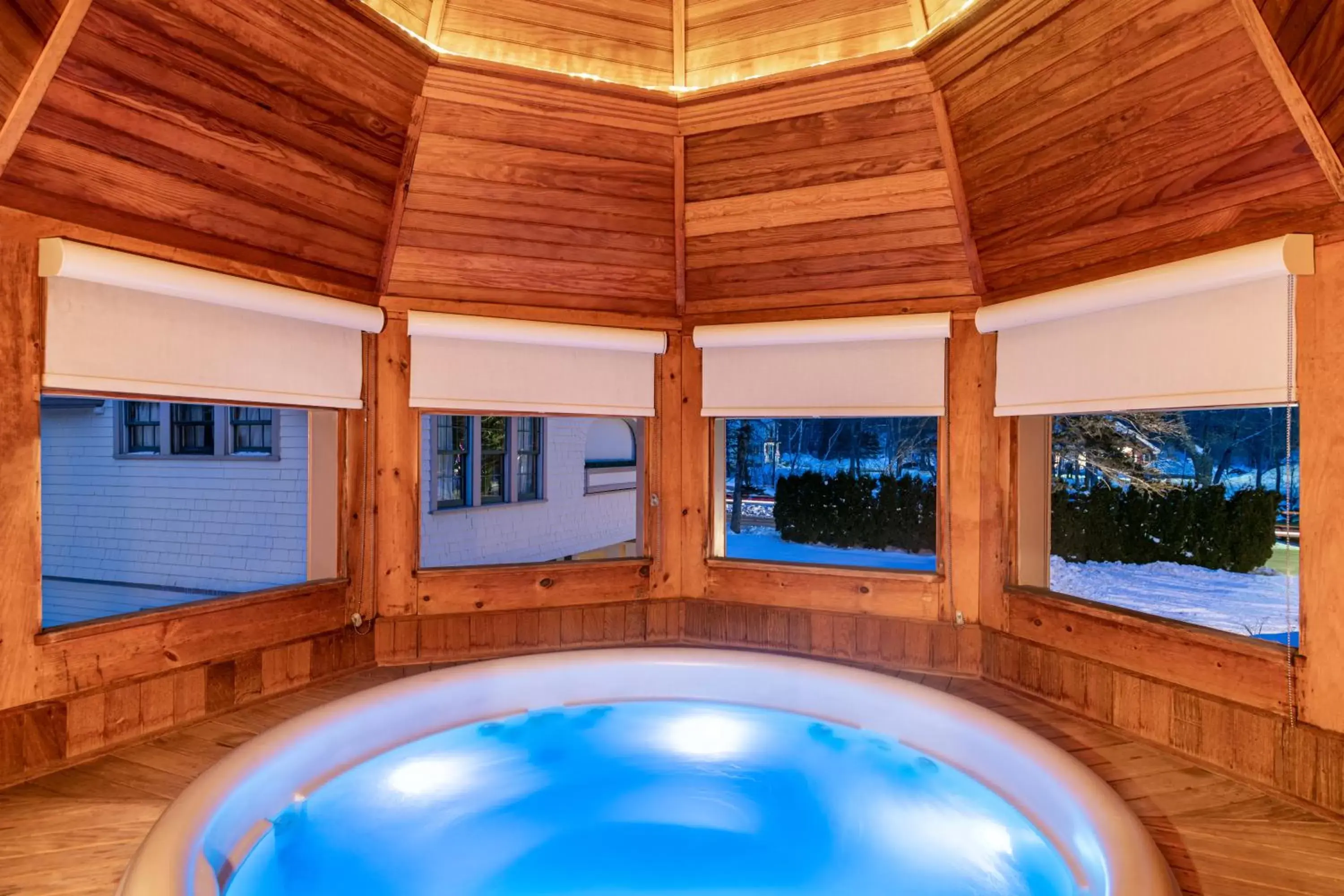 Hot Tub, Swimming Pool in The Wentworth