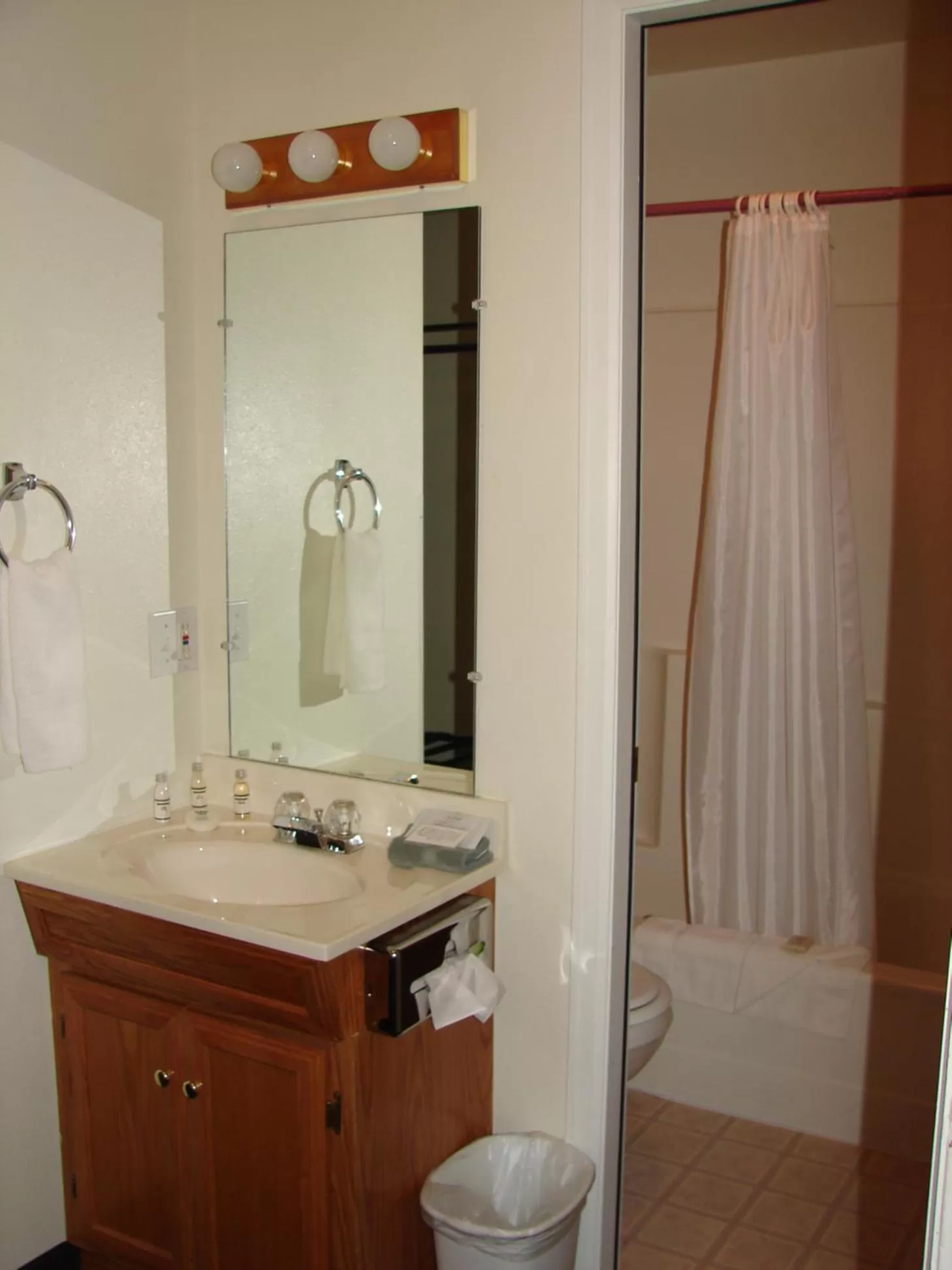 Bathroom in Mountain View Motor Inn