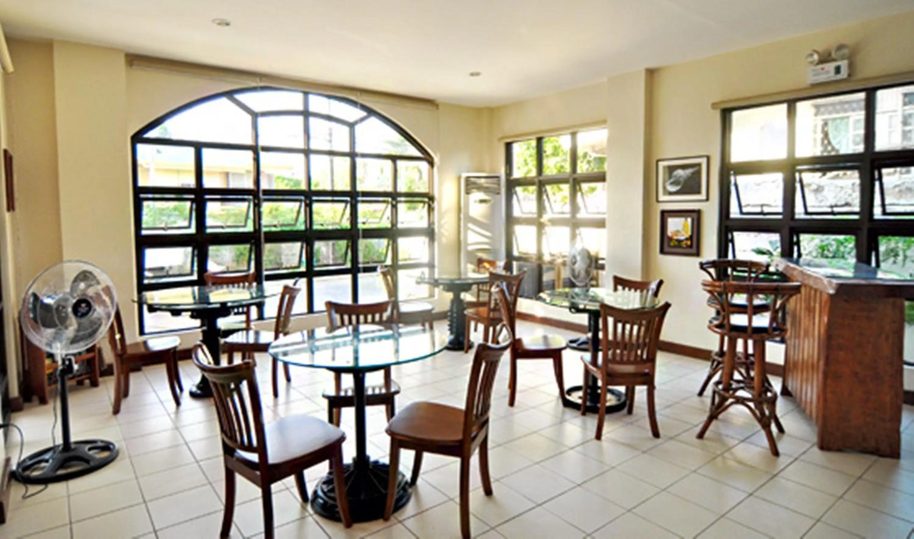 Restaurant/places to eat in El Haciendero Private Hotel