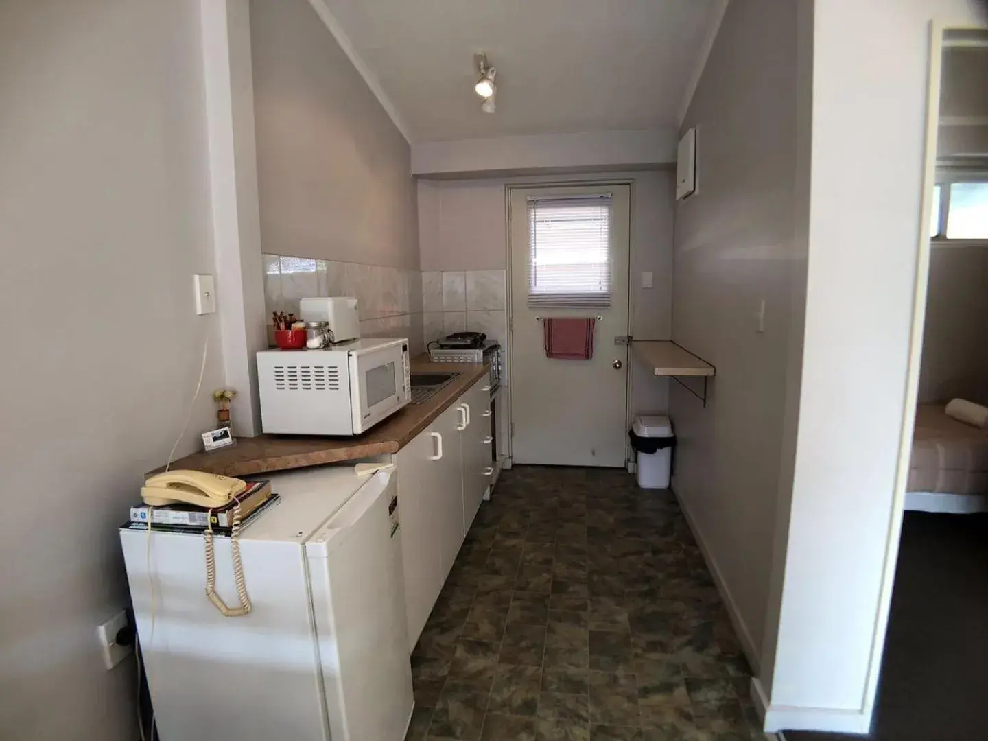 Kitchen/Kitchenette in Tui Lodge Motel