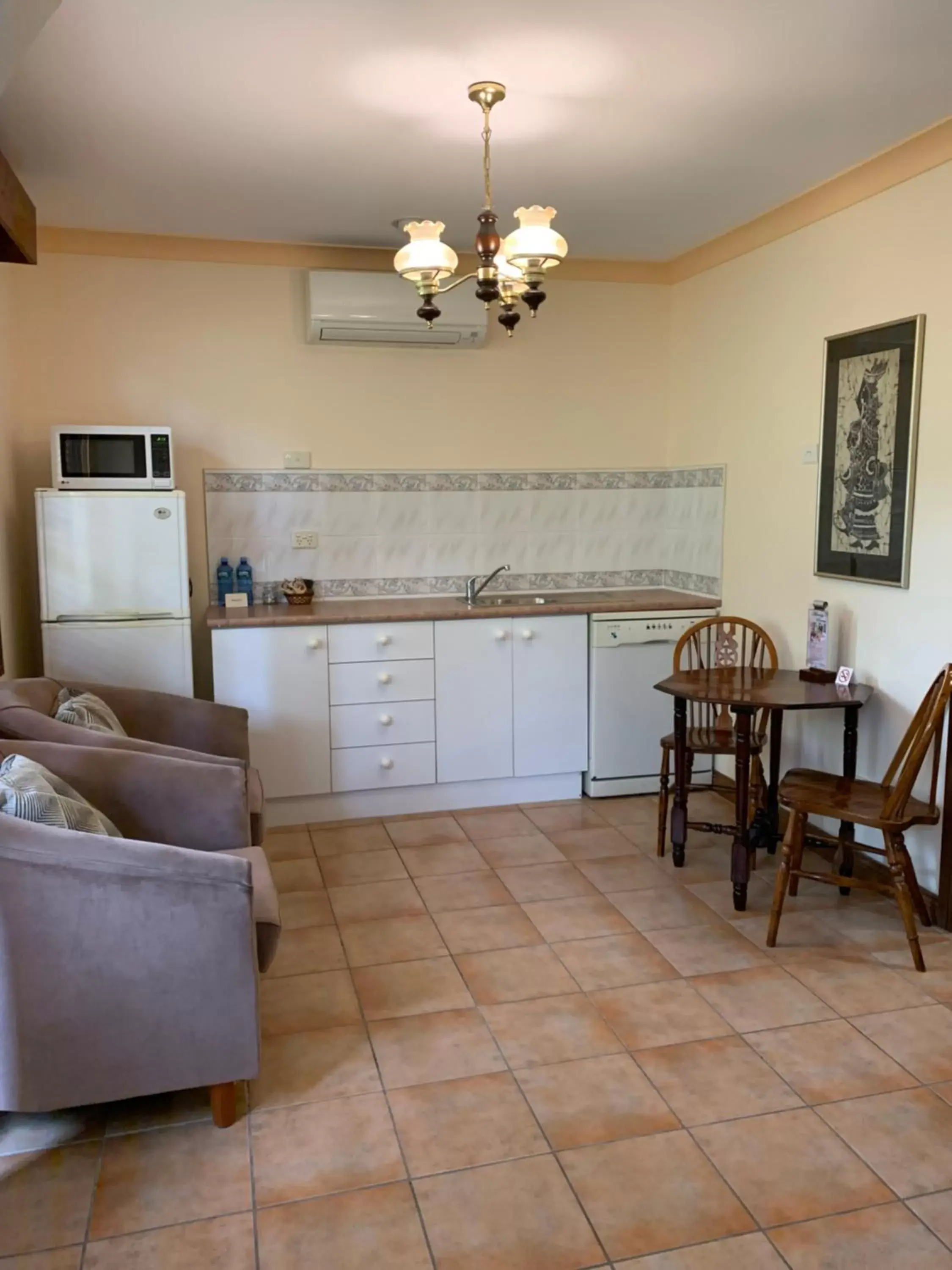 Kitchen or kitchenette, Kitchen/Kitchenette in Oasis Inn Ulladulla