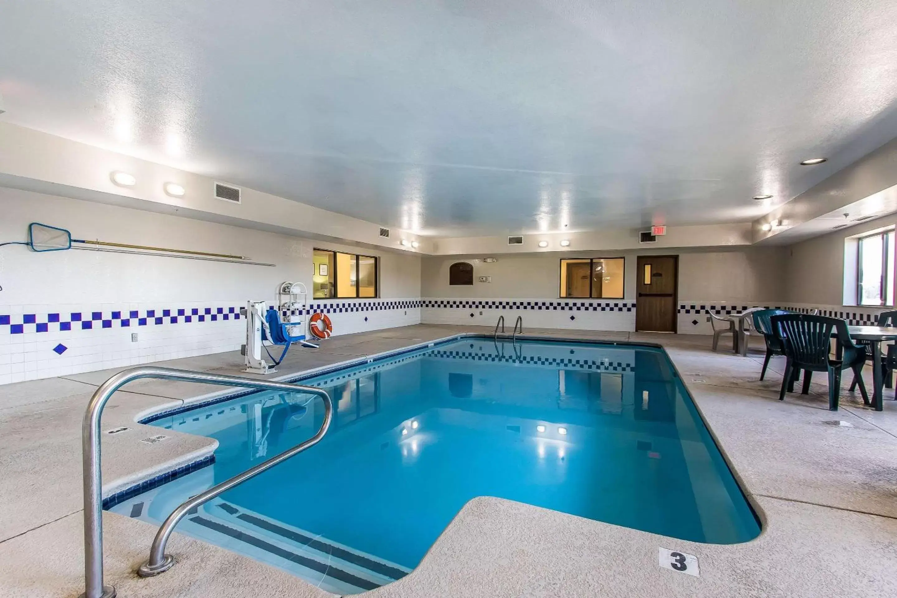 On site, Swimming Pool in Quality Inn & Suites La Vergne