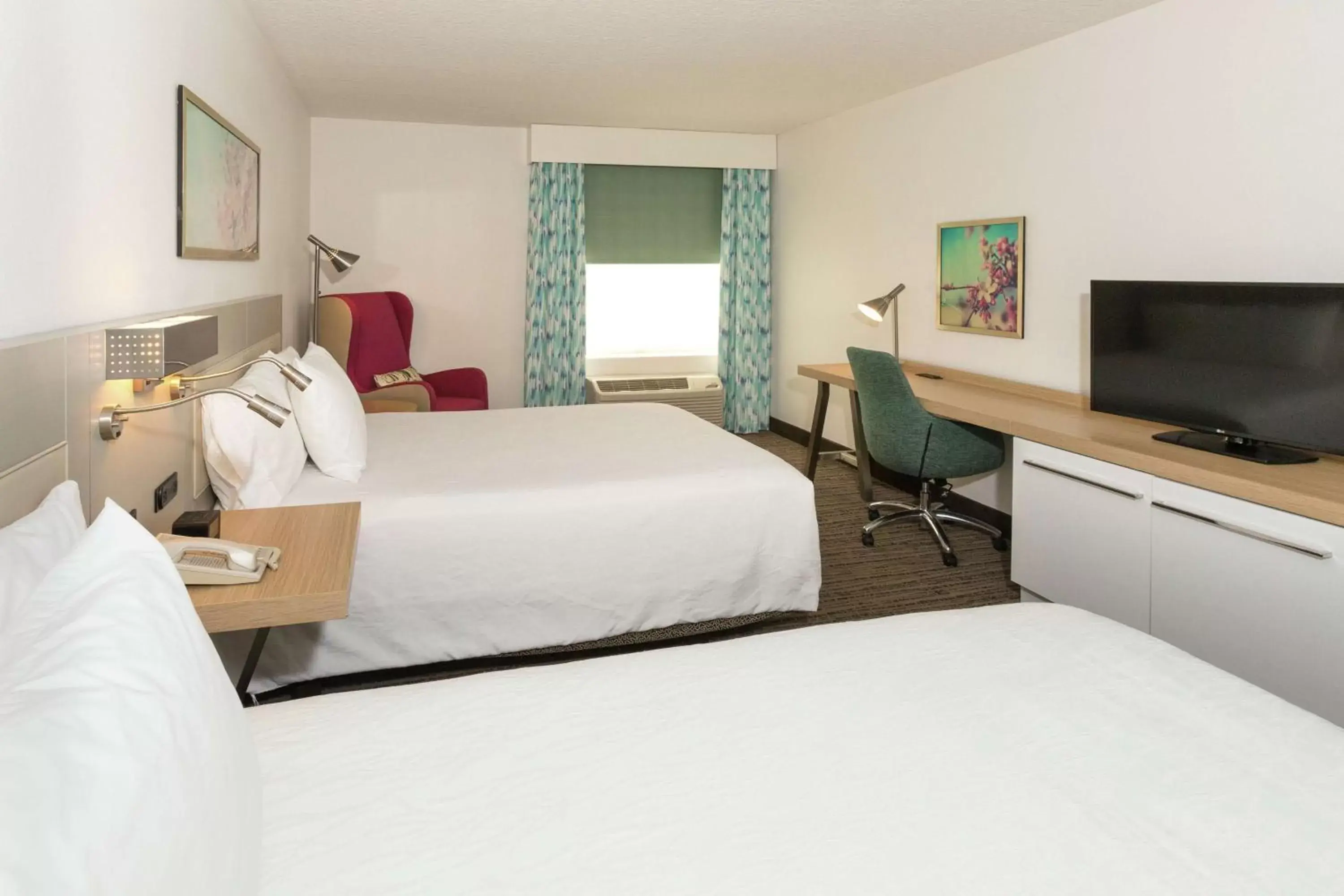 Bedroom, TV/Entertainment Center in Hilton Garden Inn Saint Augustine Beach
