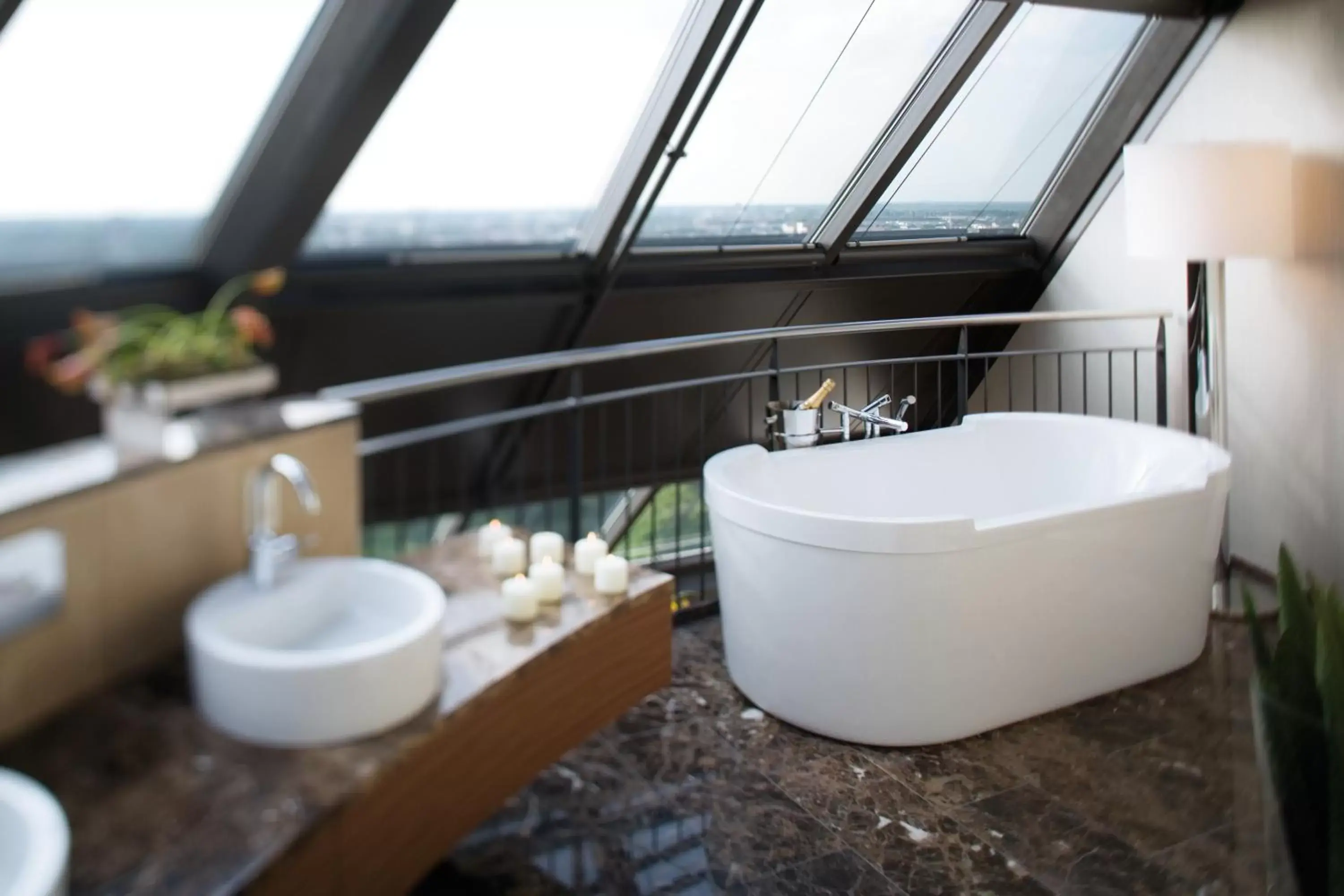 Hot Tub, Bathroom in Mövenpick Hotel Hamburg