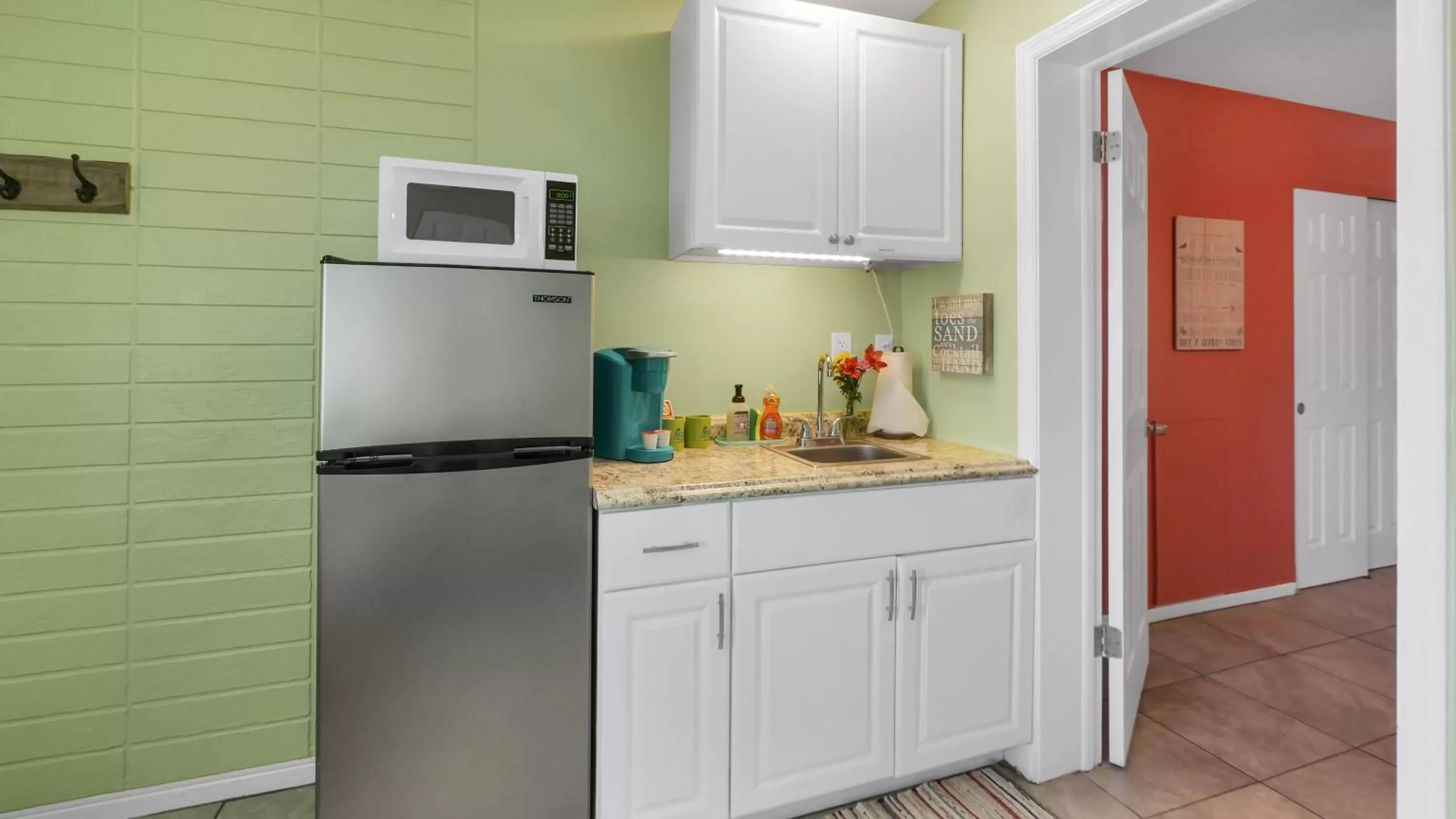 Kitchen or kitchenette, Kitchen/Kitchenette in The Beach House - Treasure Island