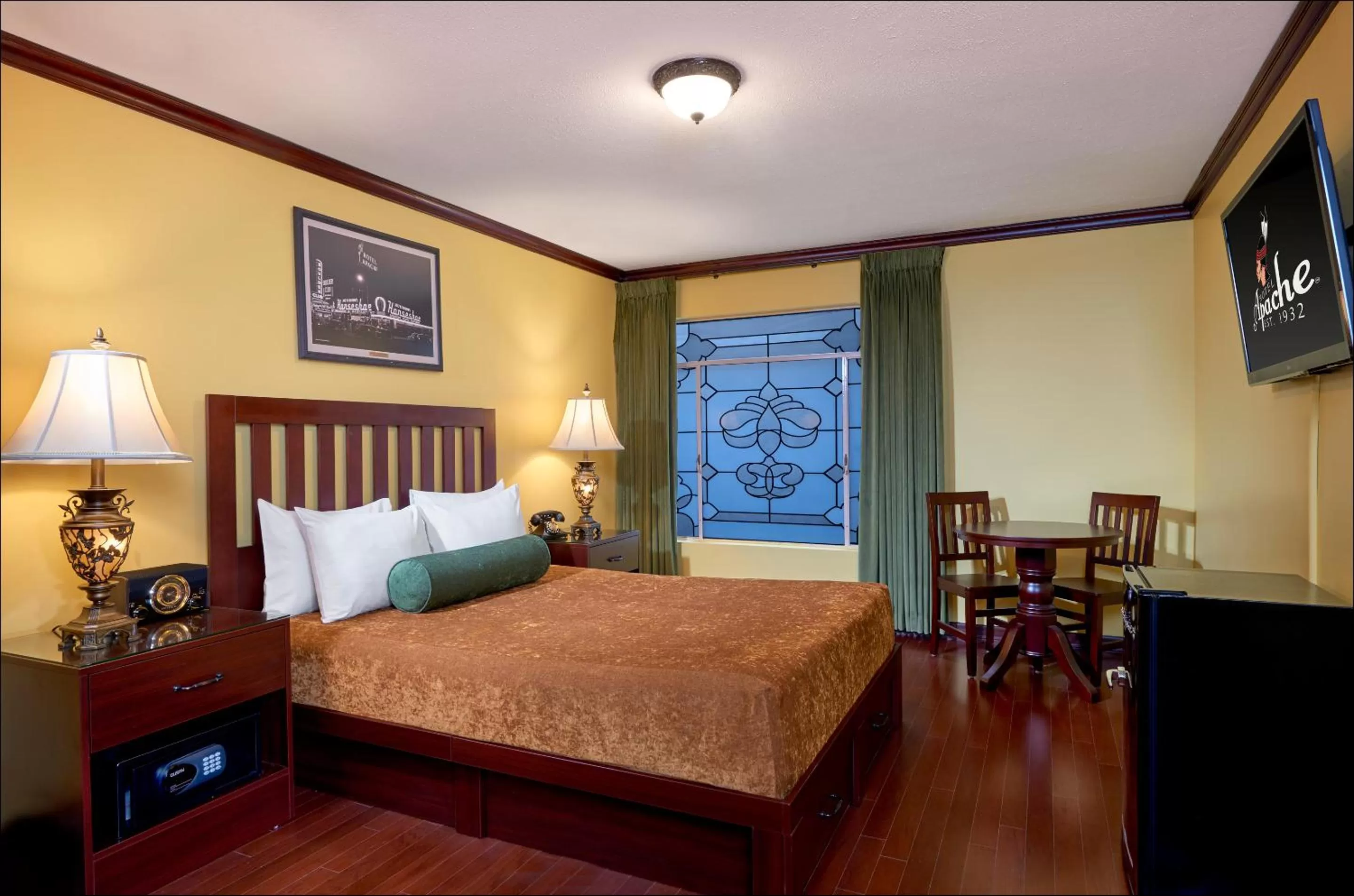 Photo of the whole room, Bed in Hotel Apache