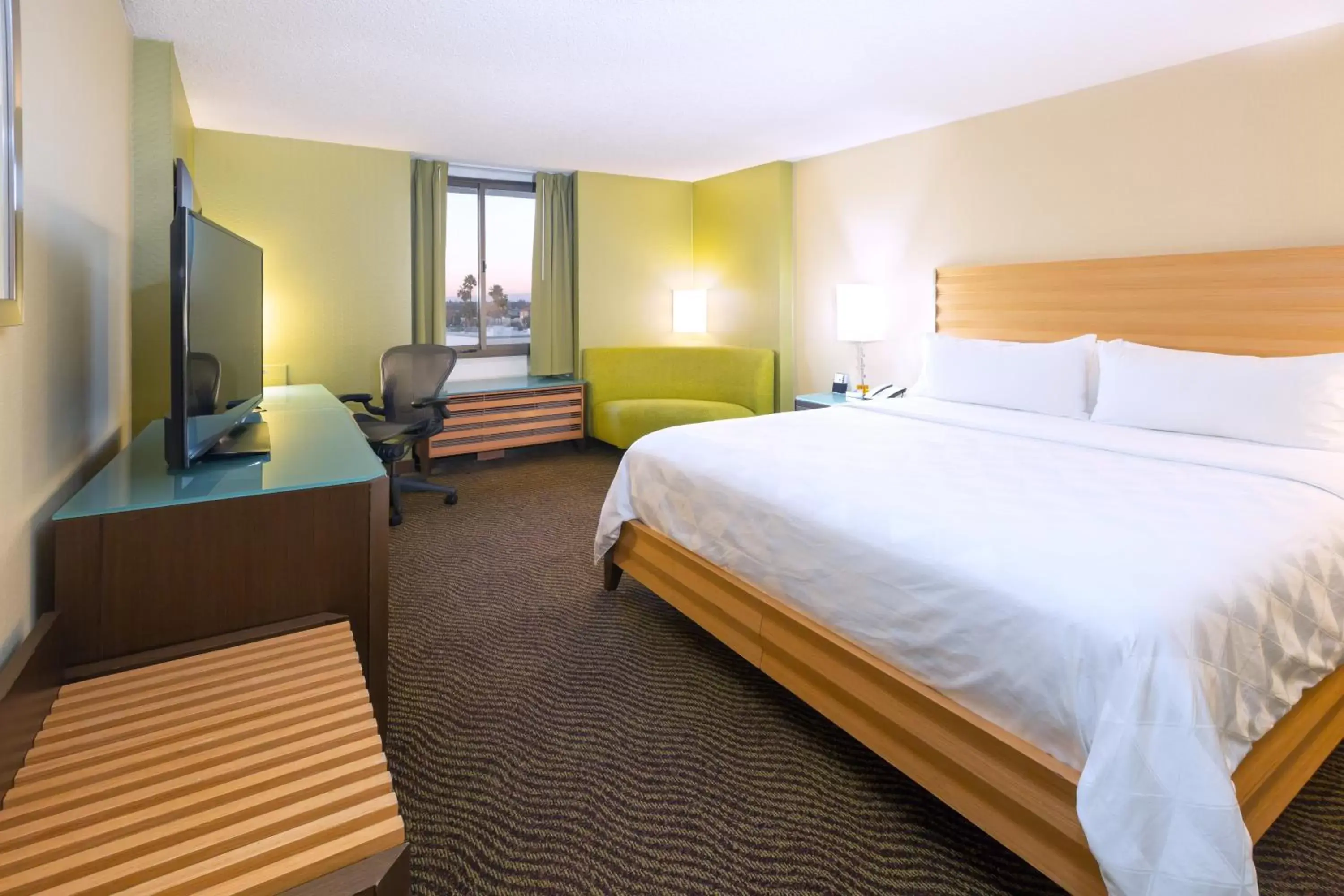 Photo of the whole room, Bed in Holiday Inn San Jose-Silicon Valley, an IHG Hotel