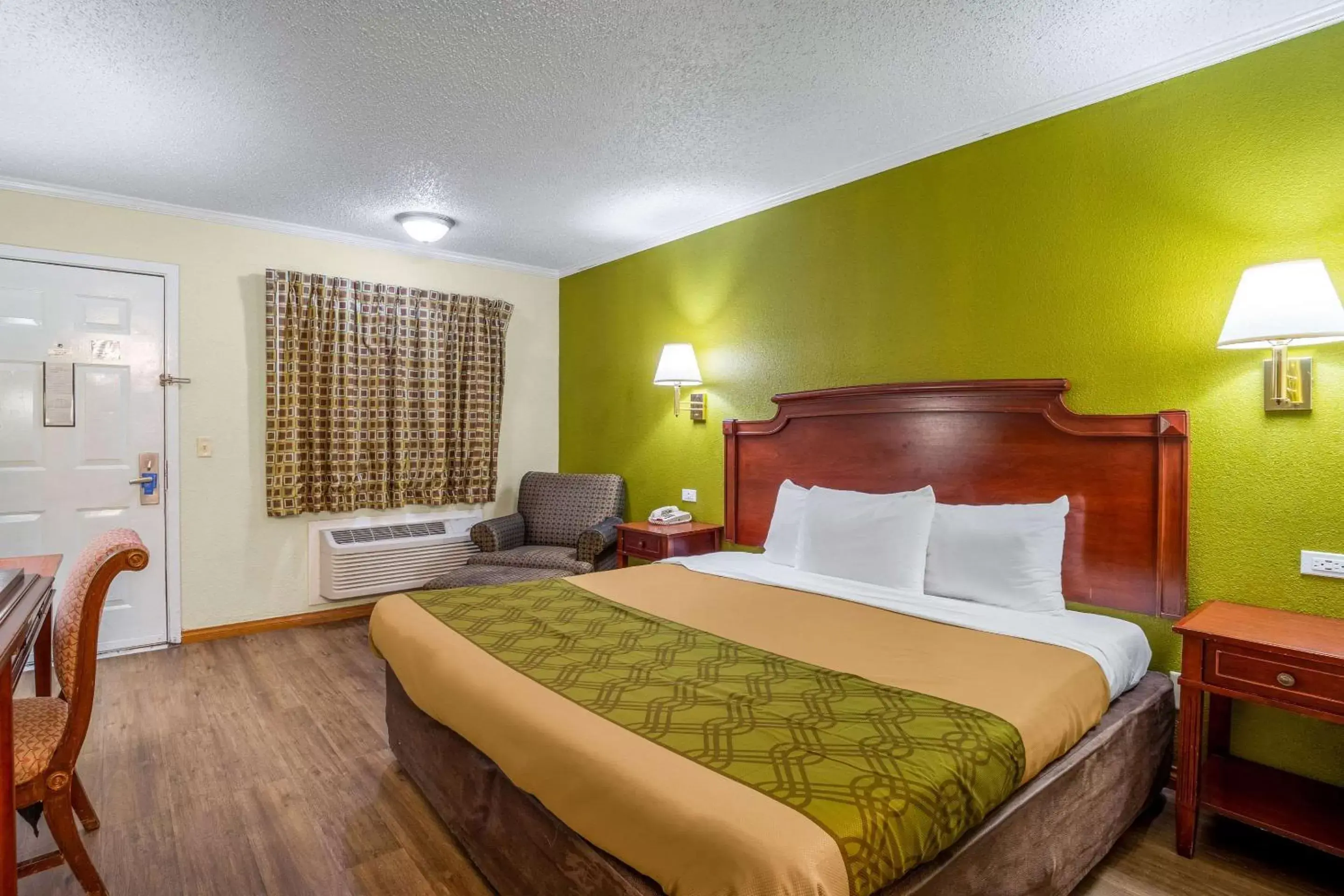 Photo of the whole room, Bed in Rodeway Inn & Suites Fort Jackson