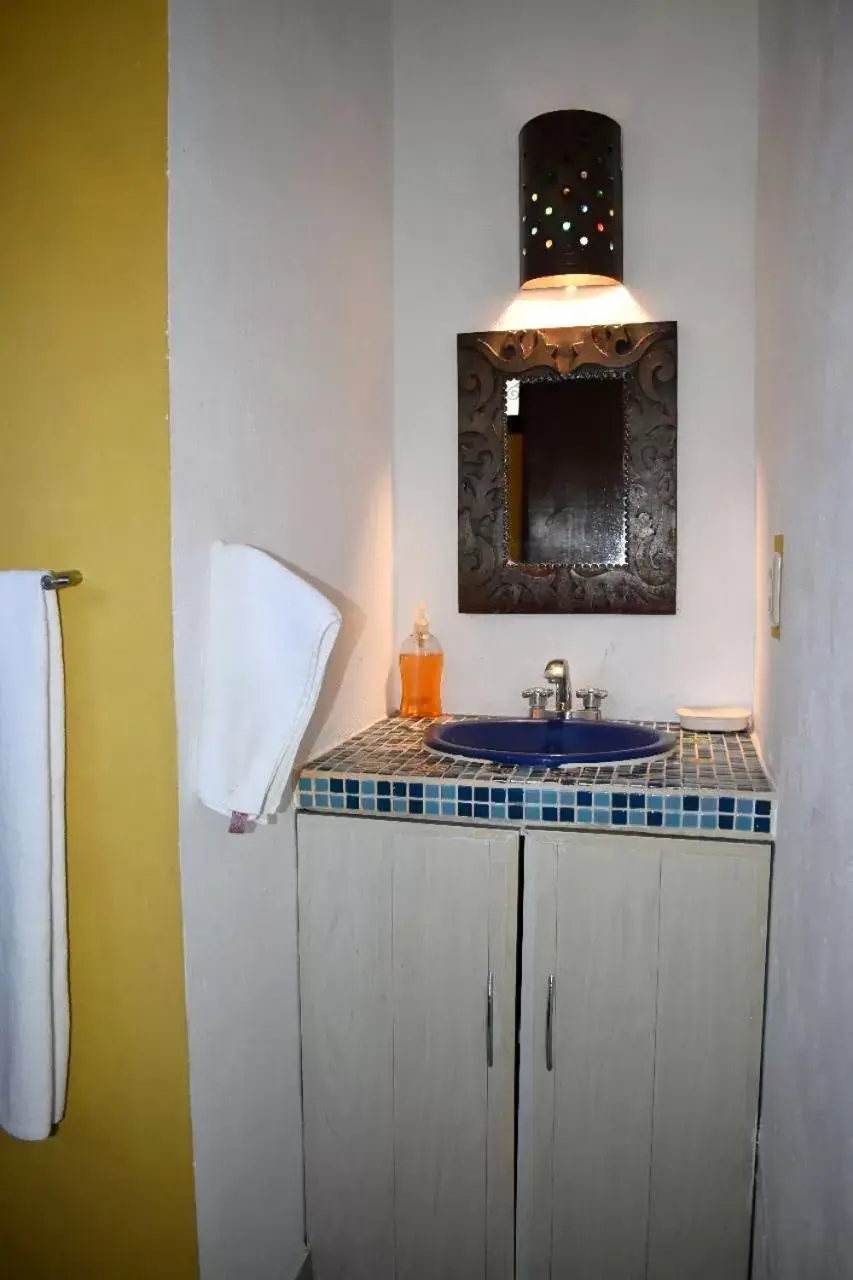 Bathroom, Kitchen/Kitchenette in Hotel Casa Alvarada