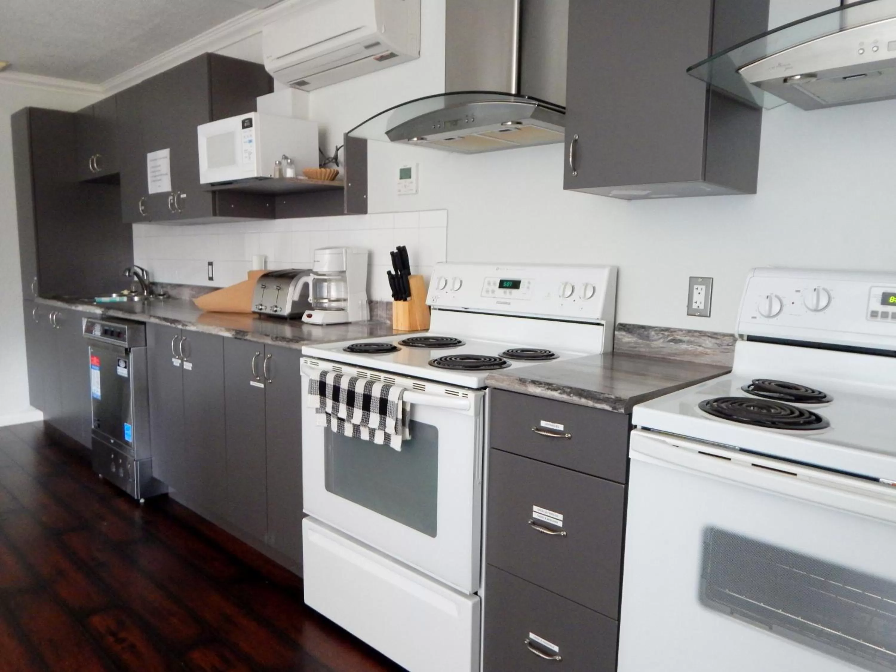 Communal kitchen in Complexe Hotelier Escoumins