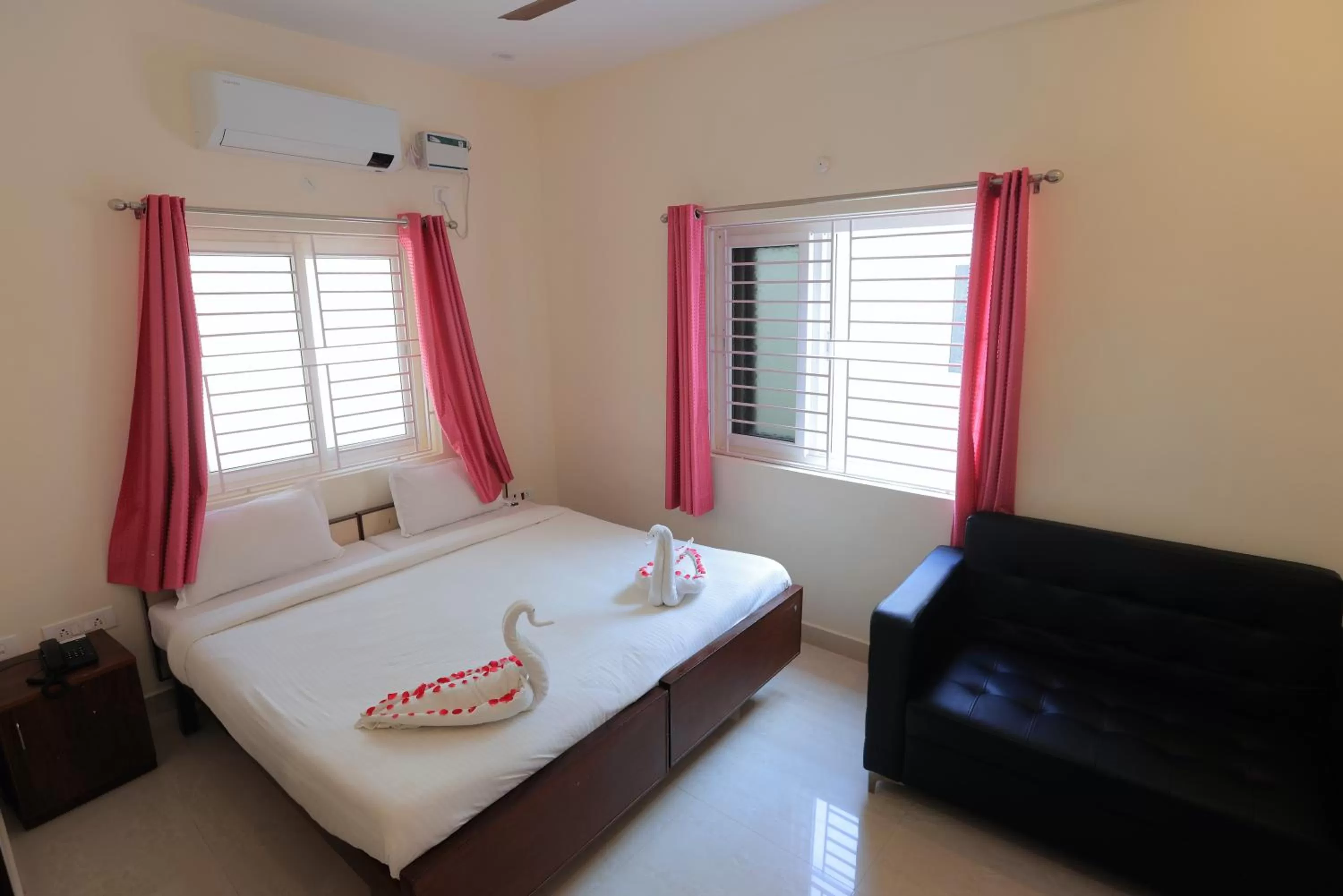 Photo of the whole room, Bed in Thiru Pavilion Retreat