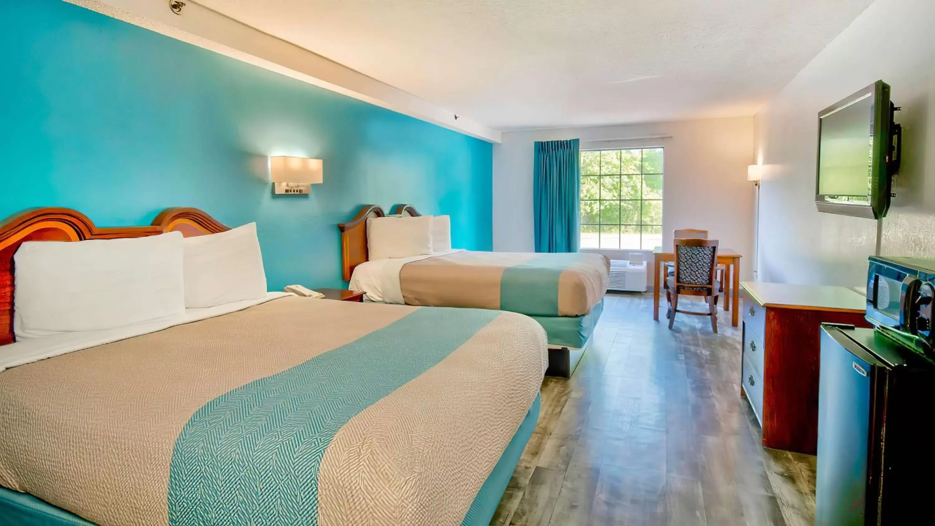 Deluxe Queen Room with Two Queen Beds - Non-Smoking in Motel 6-Grand Rivers, KY Deluxe Queen Room with Two Queen Beds - Non-Smoking in Motel 6-Grand Rivers, KY