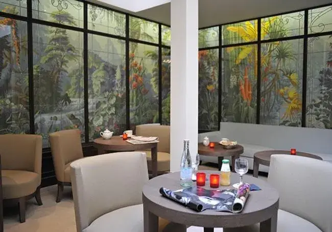 Lounge or bar in Hotel de L'Universite Lounge or bar in Hotel de L'Universite