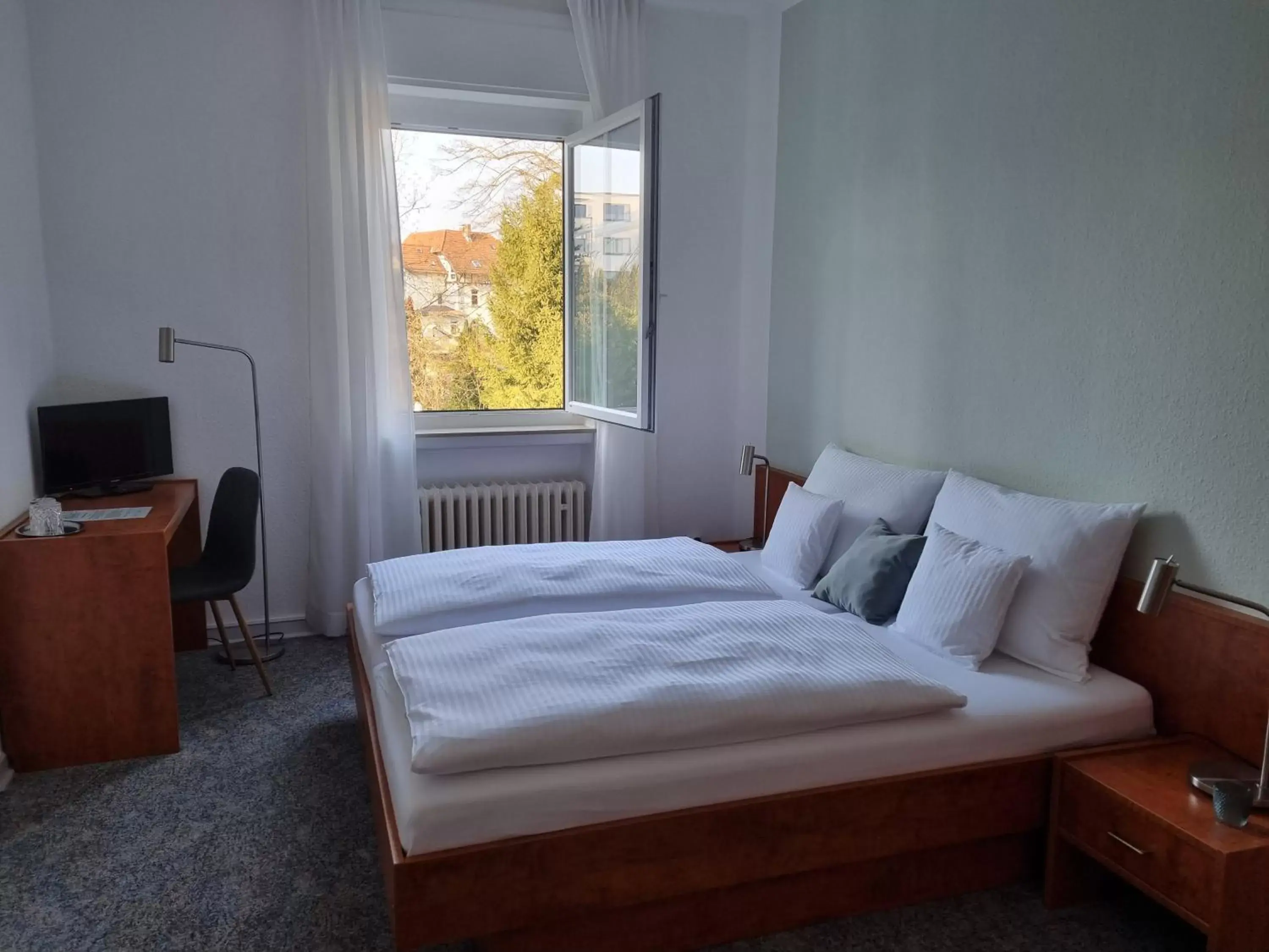 Standard Double Room in Parkhotel Am Schwanenteich Standard Double Room in Parkhotel Am Schwanenteich