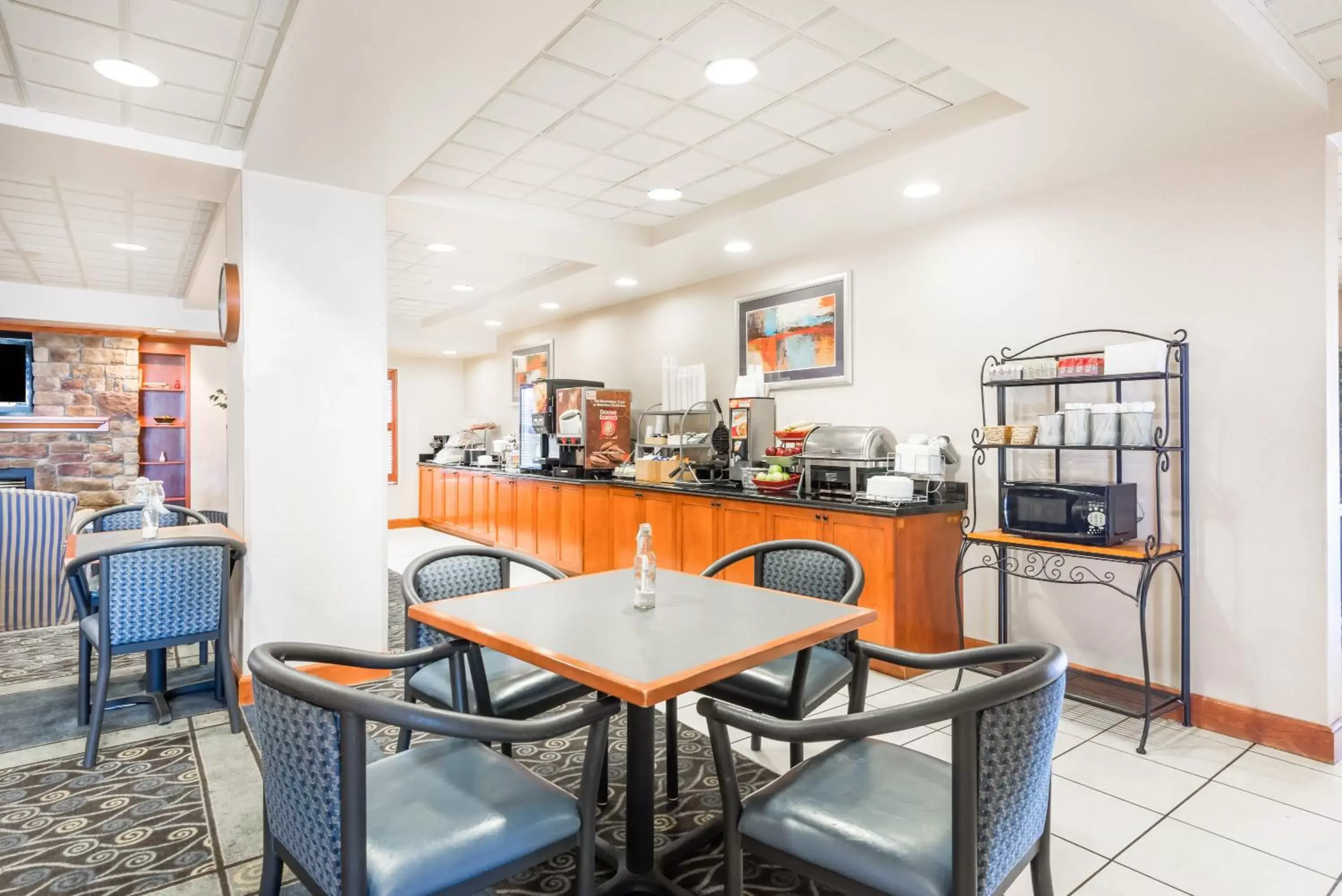 Restaurant/Places to Eat in Wingate by Wyndham Erie