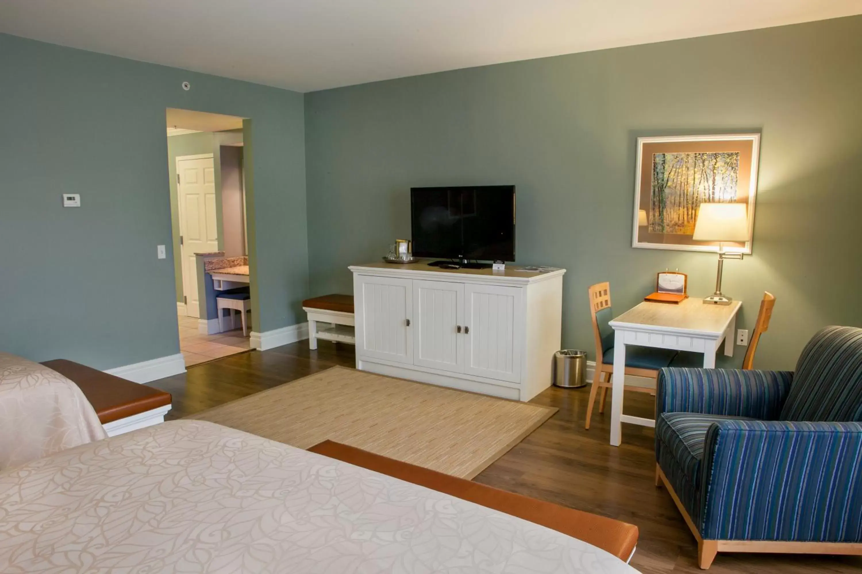 Bedroom, TV/Entertainment Center in Watkins Glen Harbor Hotel