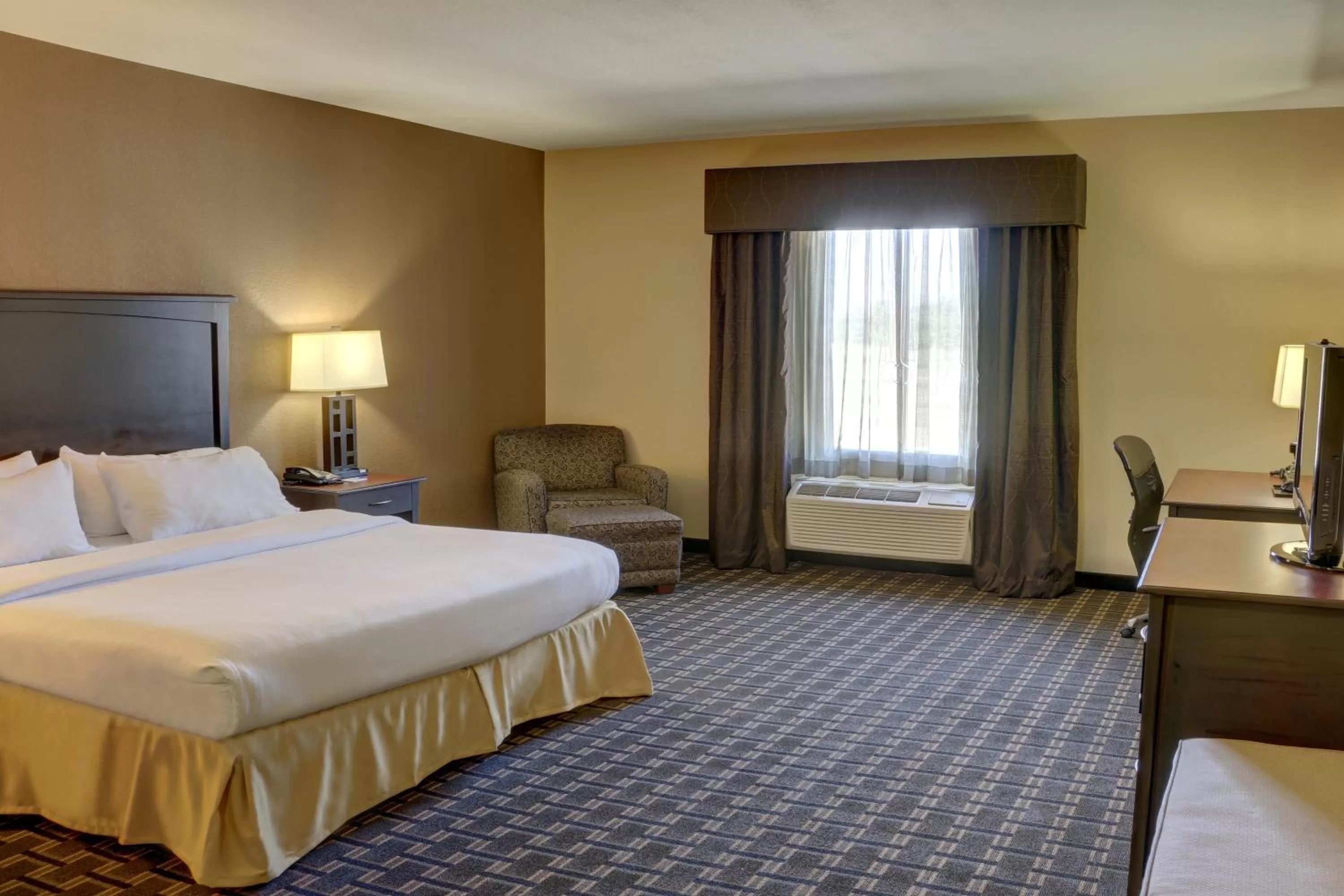 Photo of the whole room, Bed in Holiday Inn Express Hotel & Suites Texarkana East by IHG