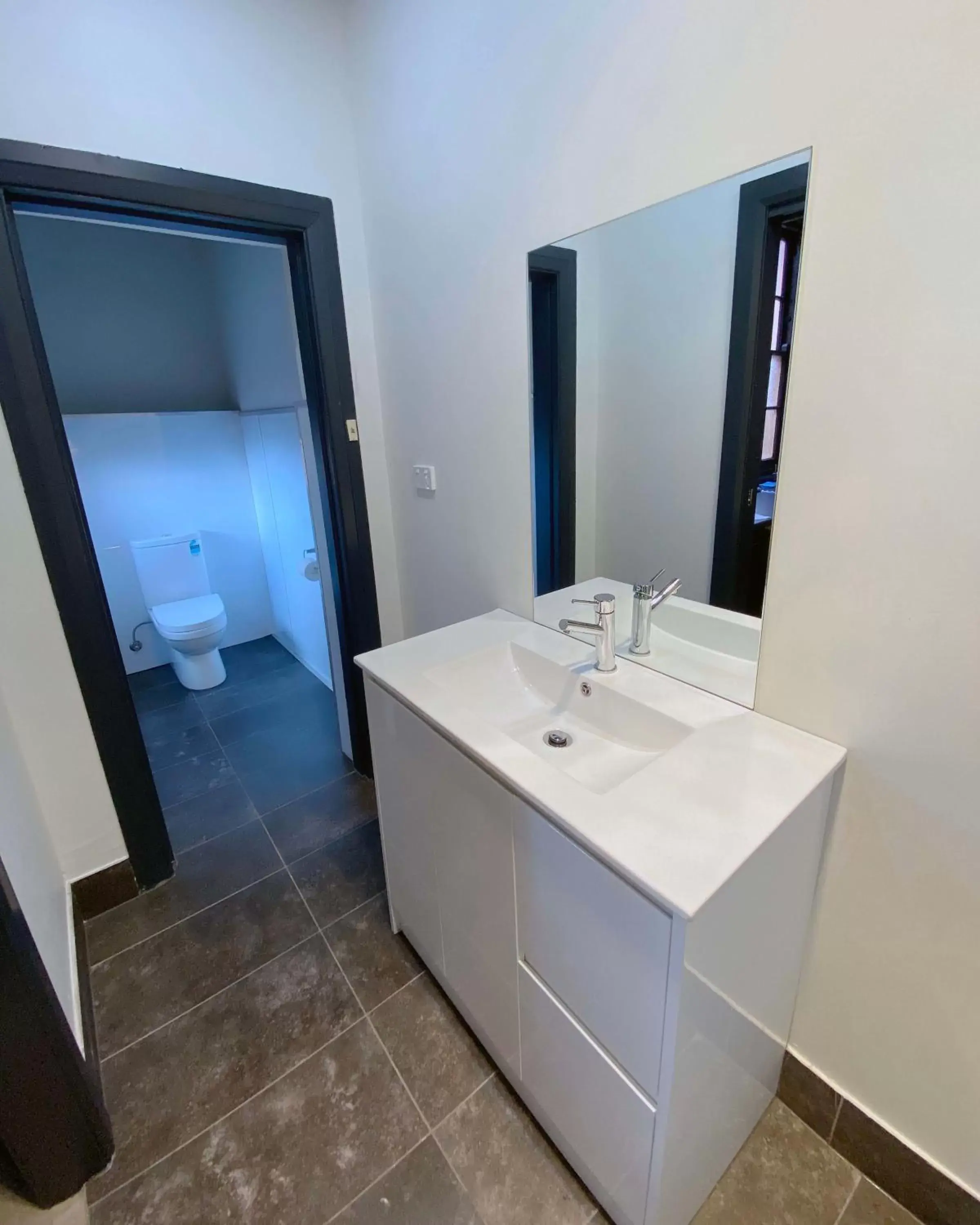 Toilet, Bathroom in Romano's Hotel & Suites Wagga Wagga