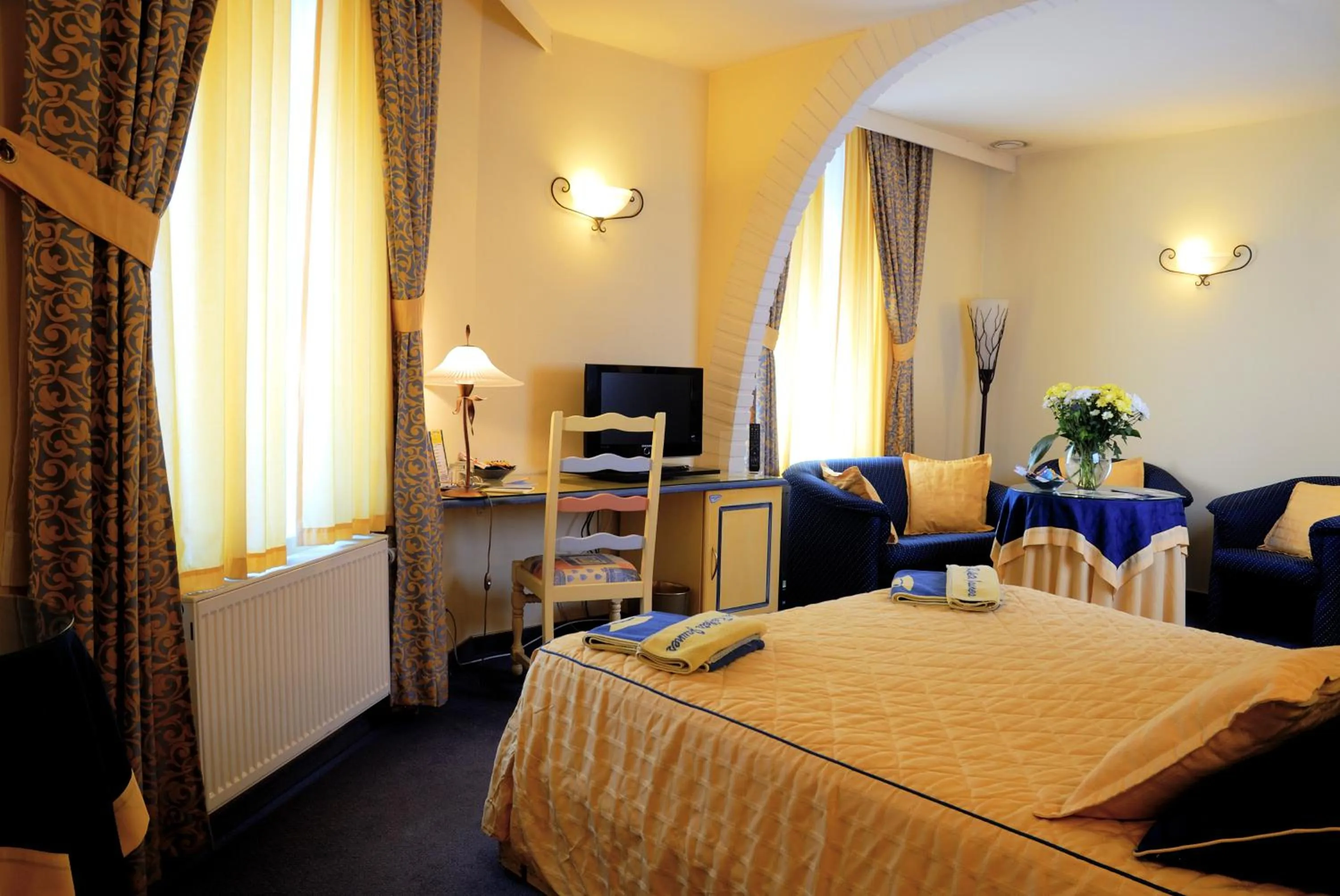 Photo of the whole room, Bed in Les Reflets Jaunes