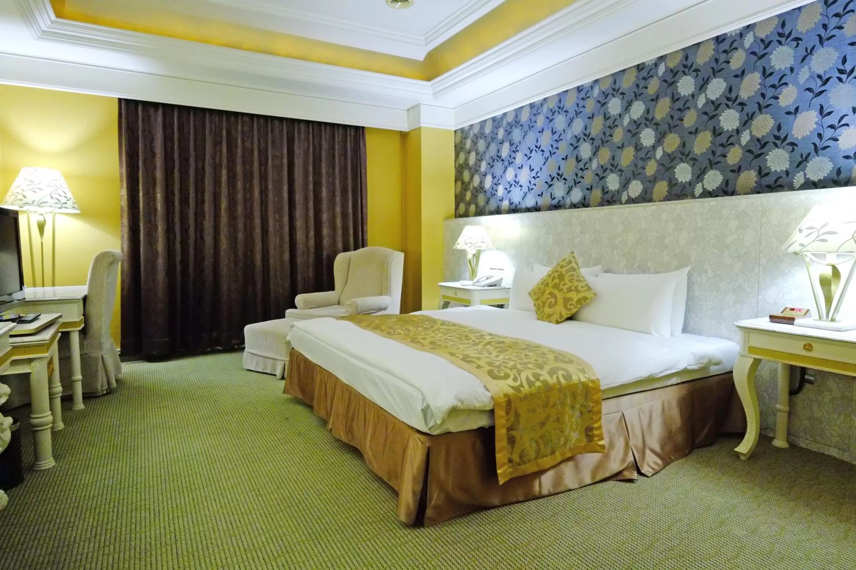Photo of the whole room, Bed in F Hotel - Taichung
