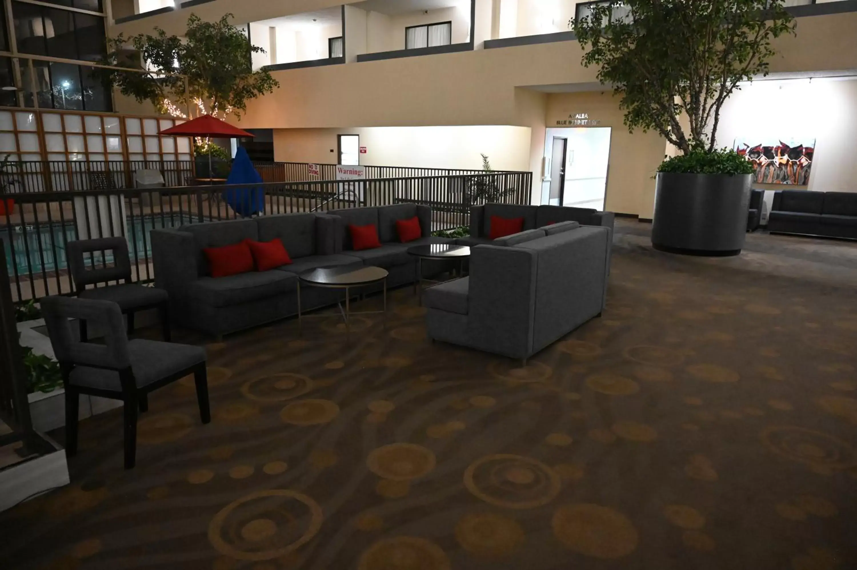 Seating area in Atrium Hotel and Suites DFW Airport