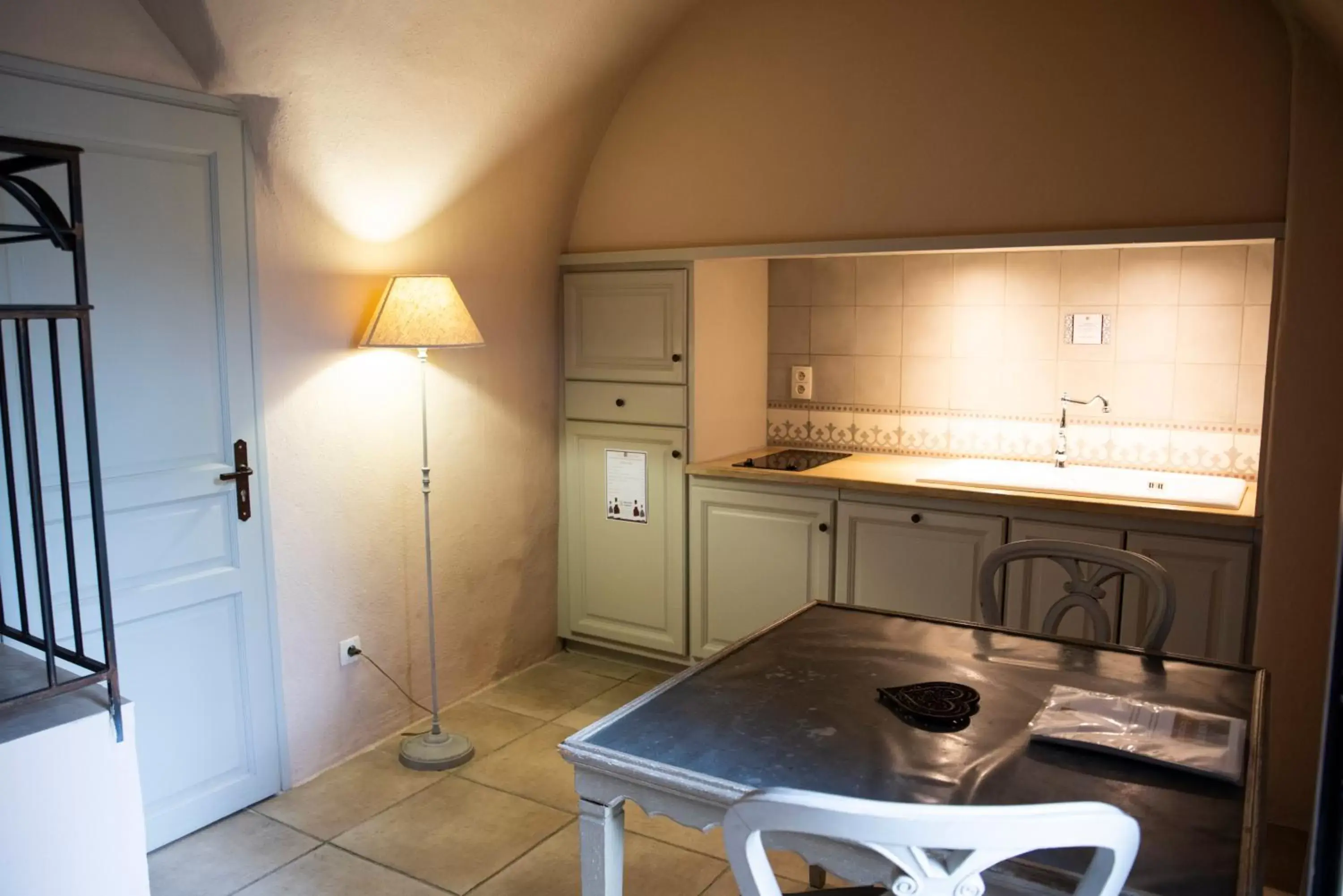 Coffee/tea facilities, Kitchen/Kitchenette in Le Couvent D'Herepian