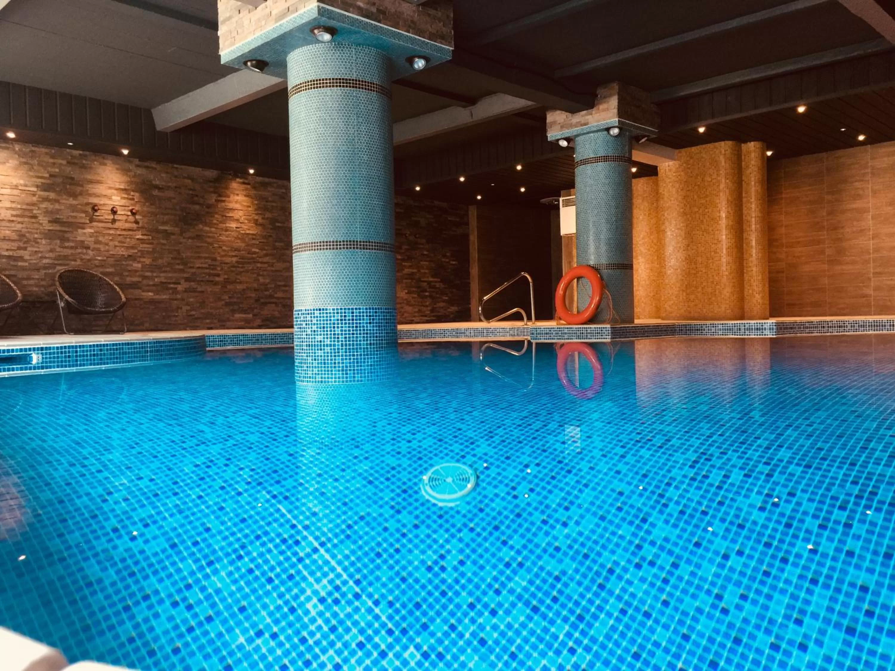 Swimming pool in Cumberland Hotel - OCEANA COLLECTION