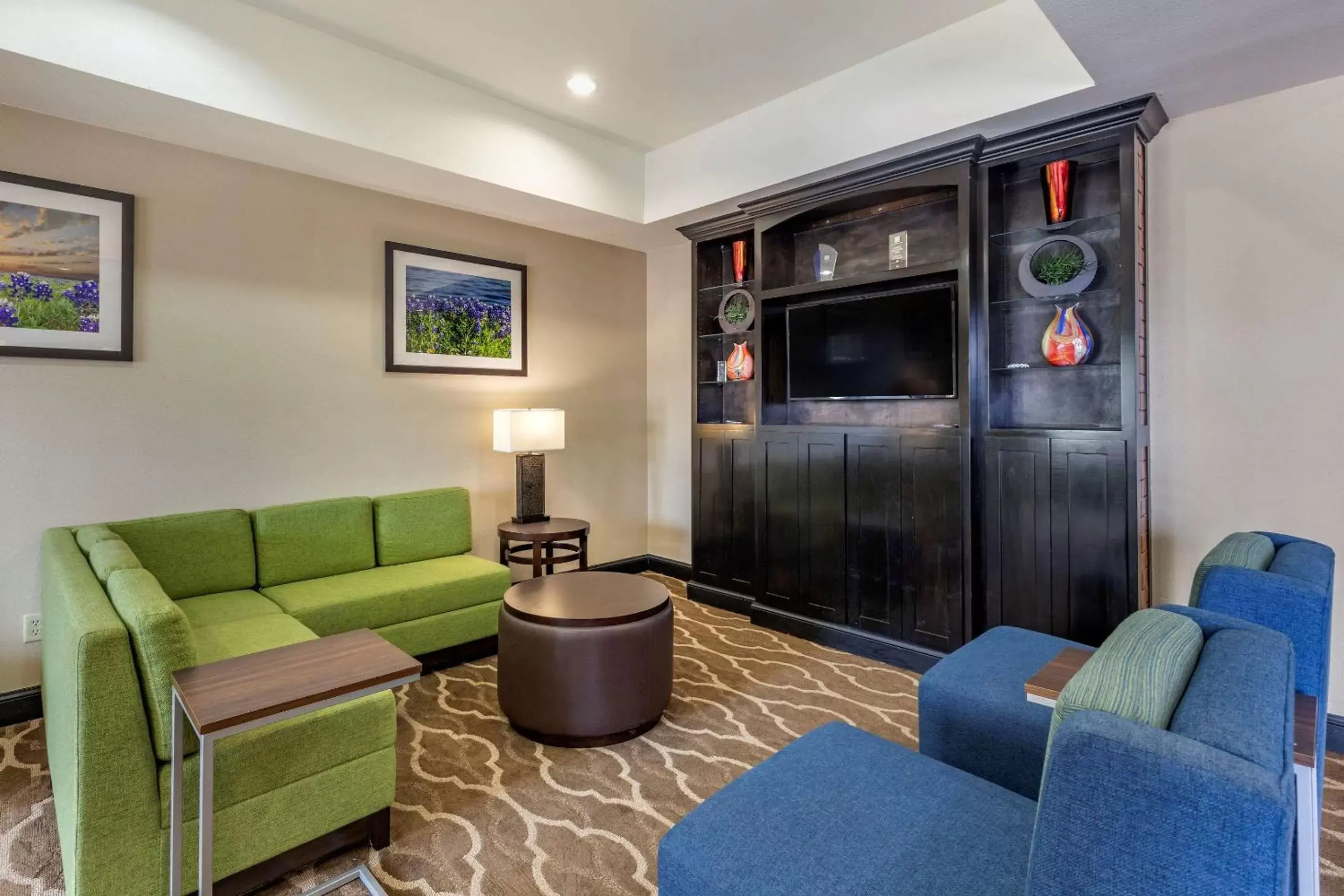 Lobby or reception, Lounge/Bar in Comfort Inn & Suites Paris