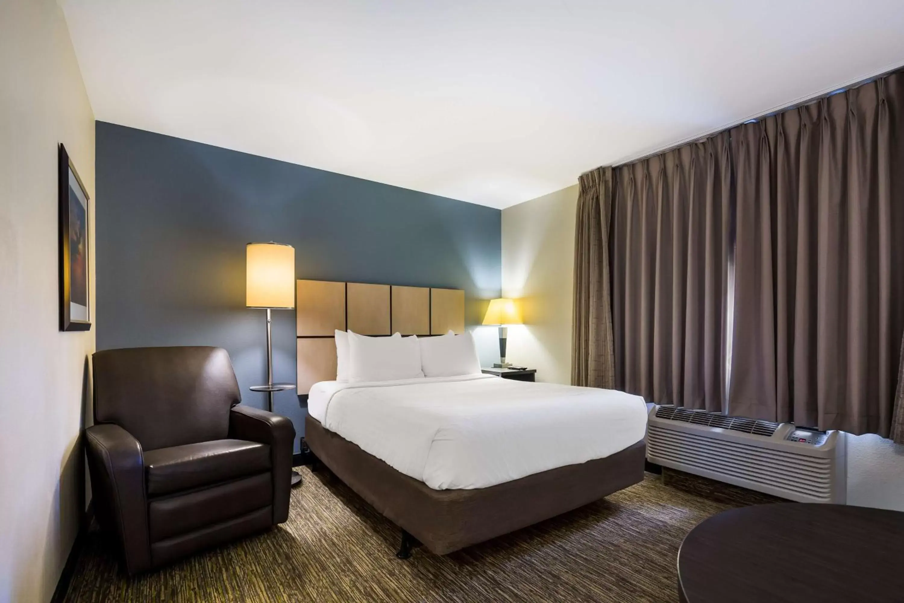 Photo of the whole room, Bed in Sonesta Simply Suites St Louis Earth City