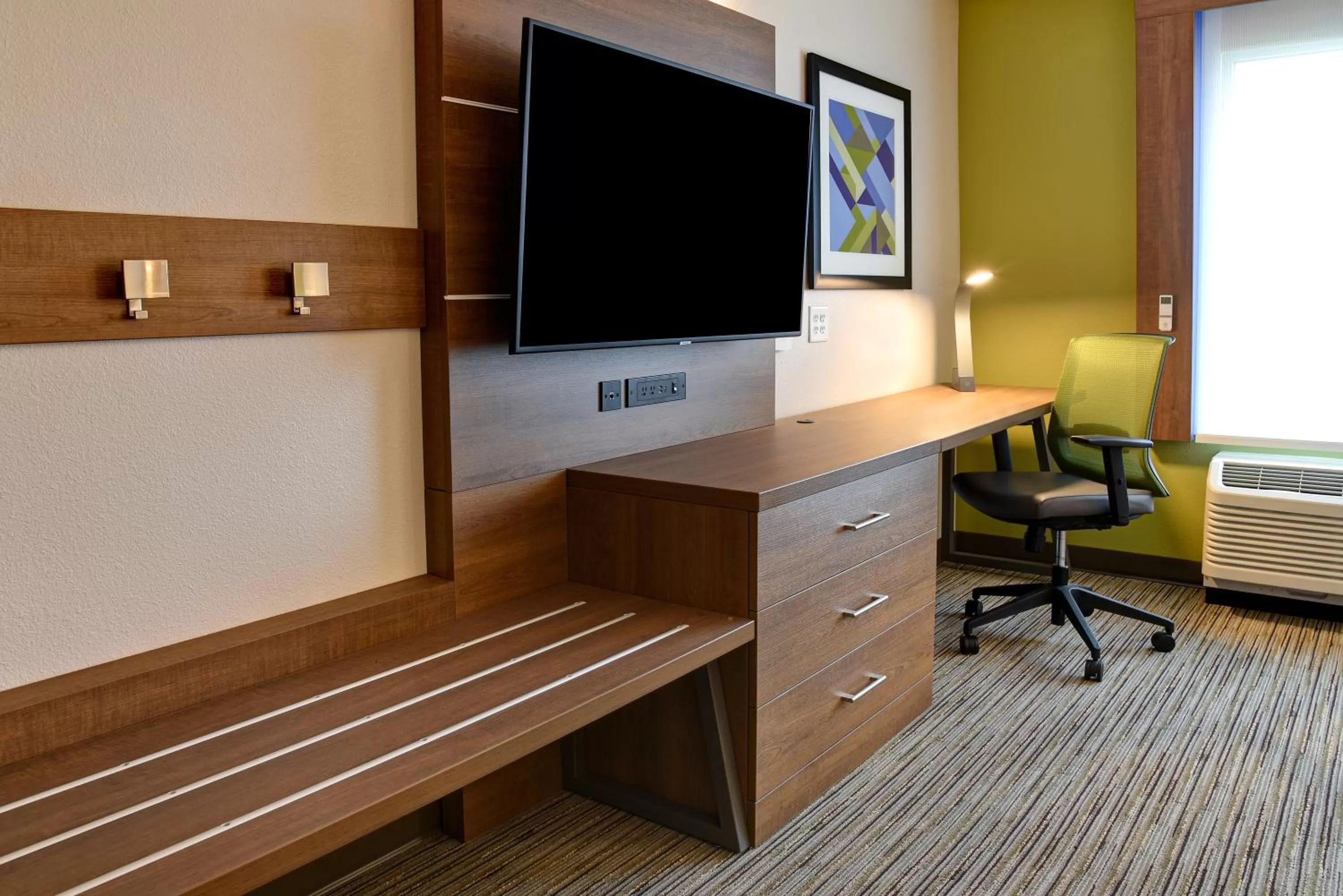 TV and multimedia in Holiday Inn Express & Suites - Ottawa by IHG