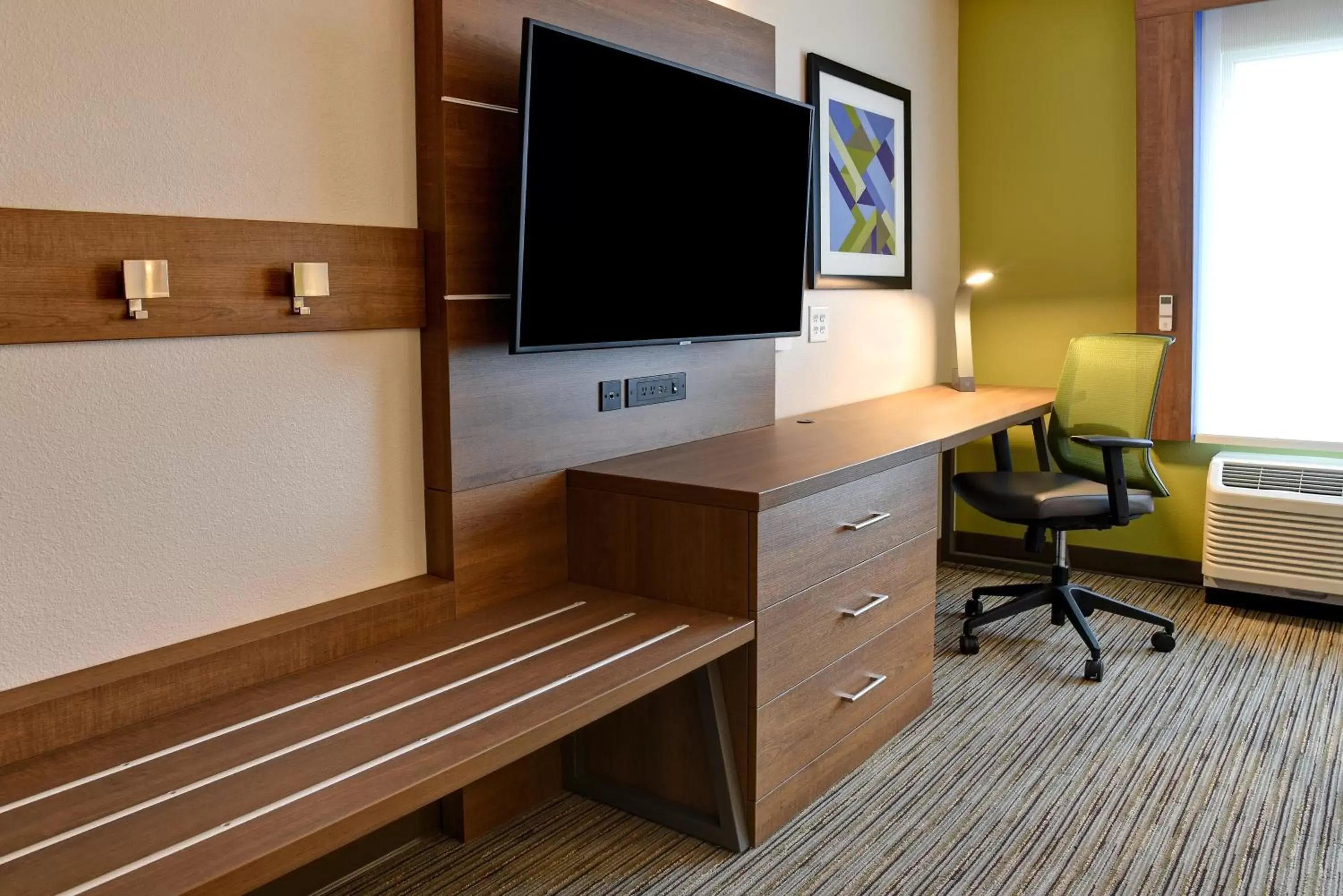 TV and multimedia in Holiday Inn Express & Suites - Ottawa, an IHG Hotel