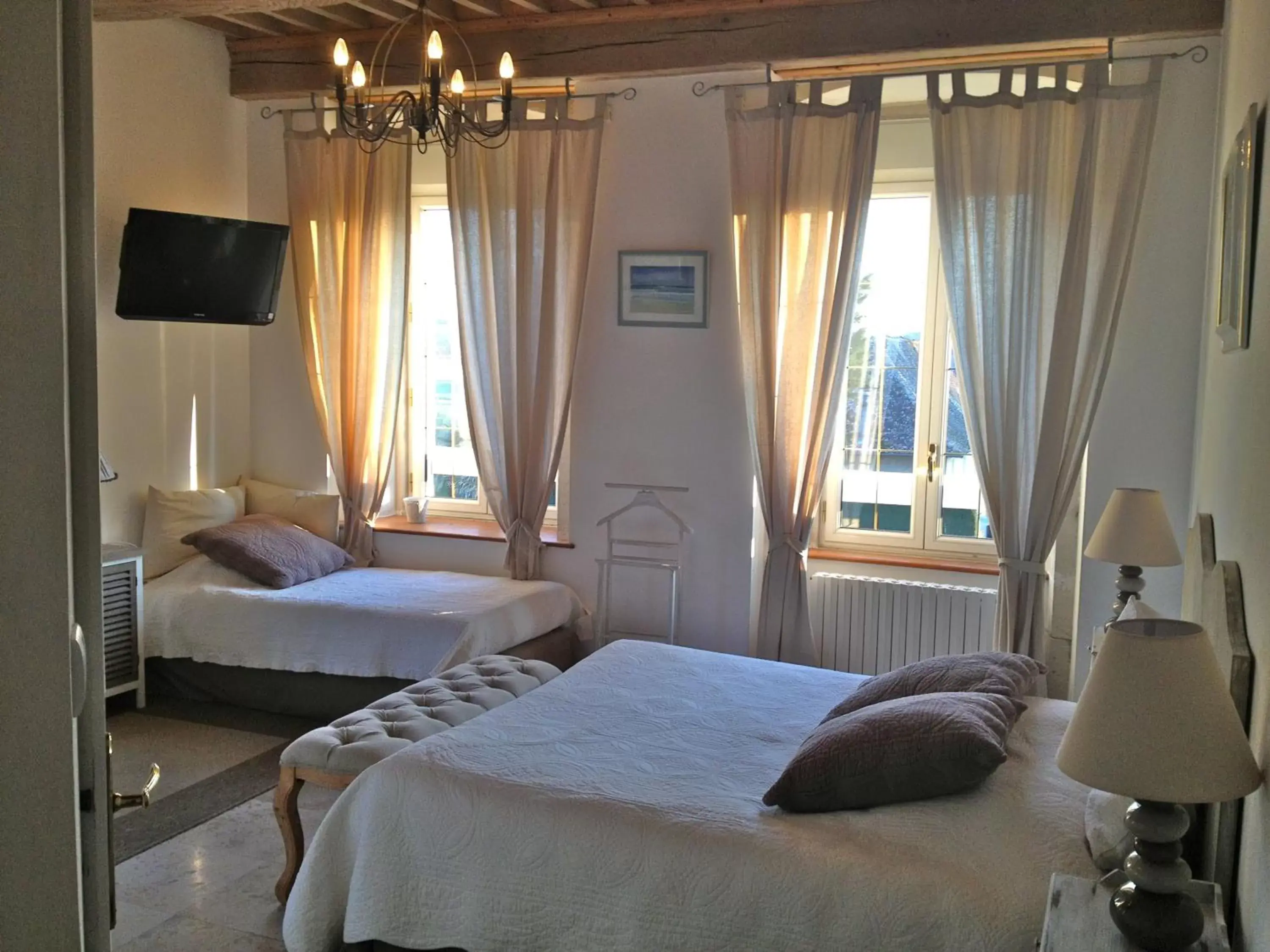 Standard Triple Room in Domaine du Manoir Standard Triple Room in Domaine du Manoir