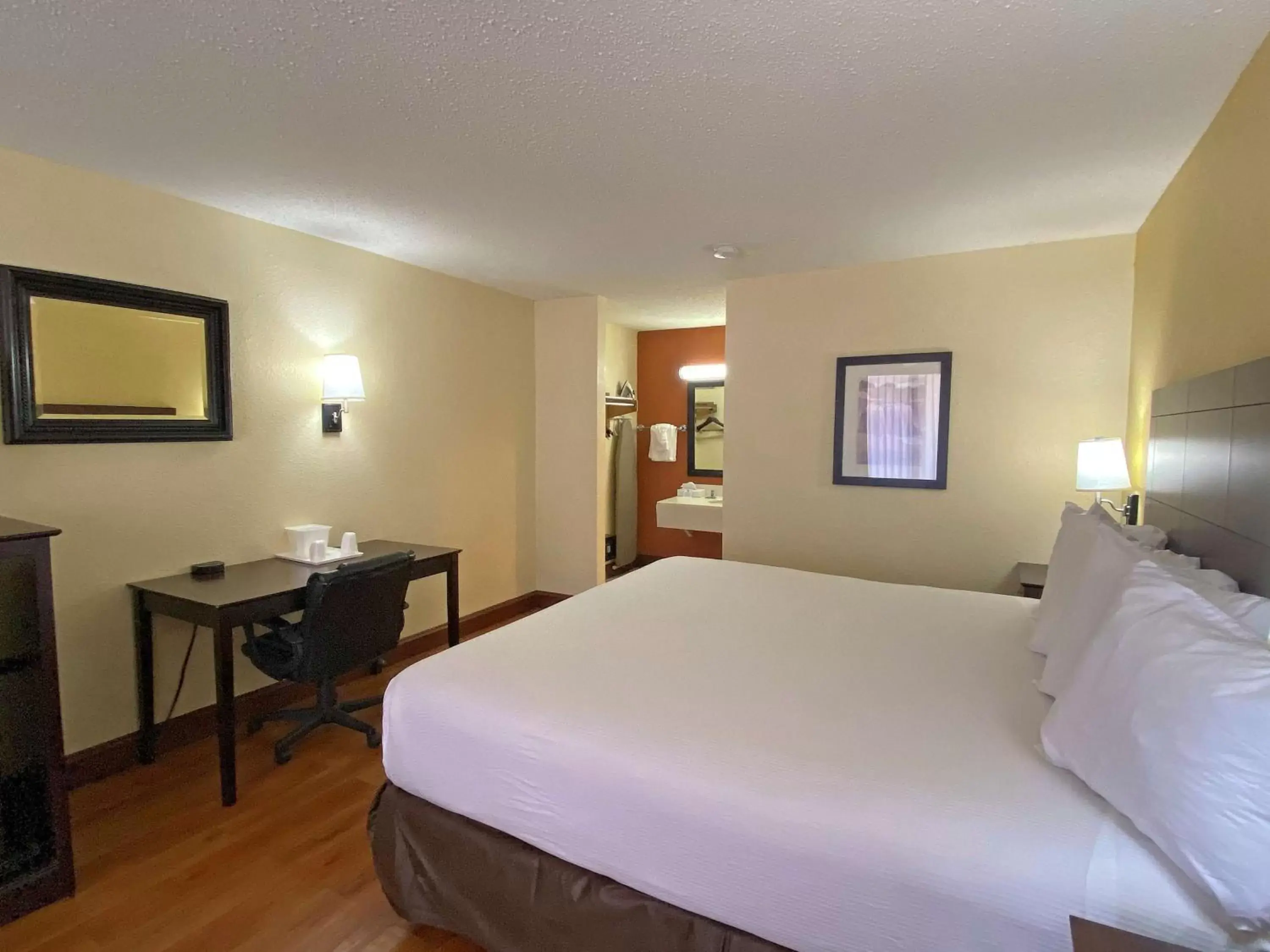 Photo of the whole room, Bed in Best Western Greenville Airport