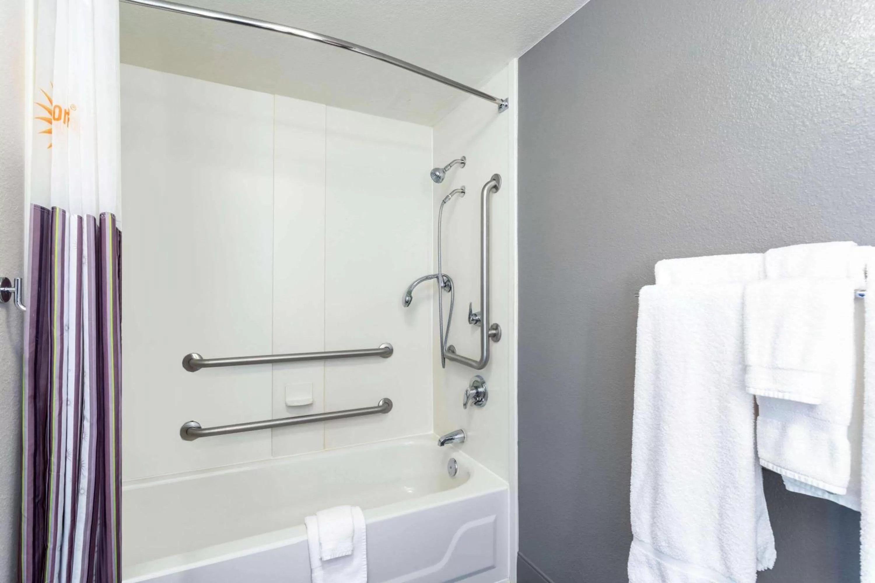 Bathroom in La Quinta by Wyndham Denver Boulder - Louisville