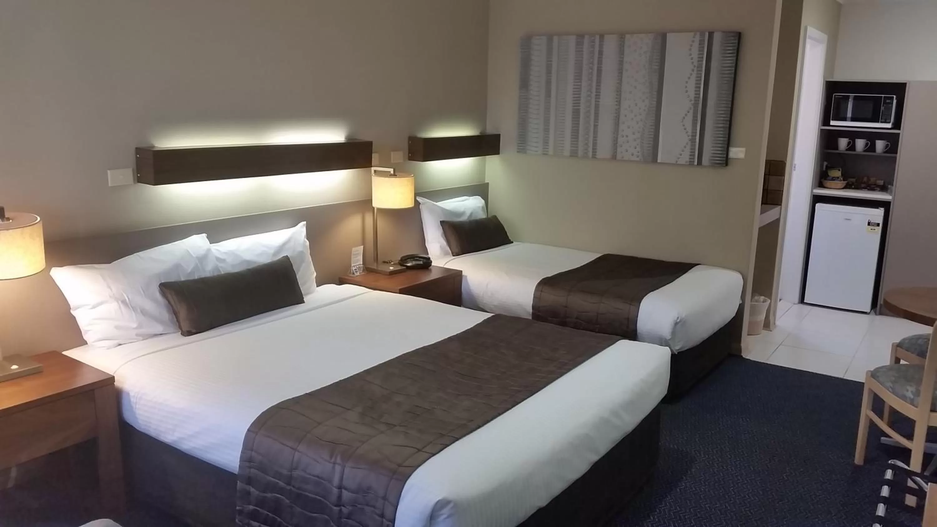 Photo of the whole room, Bed in In Town Motor Inn