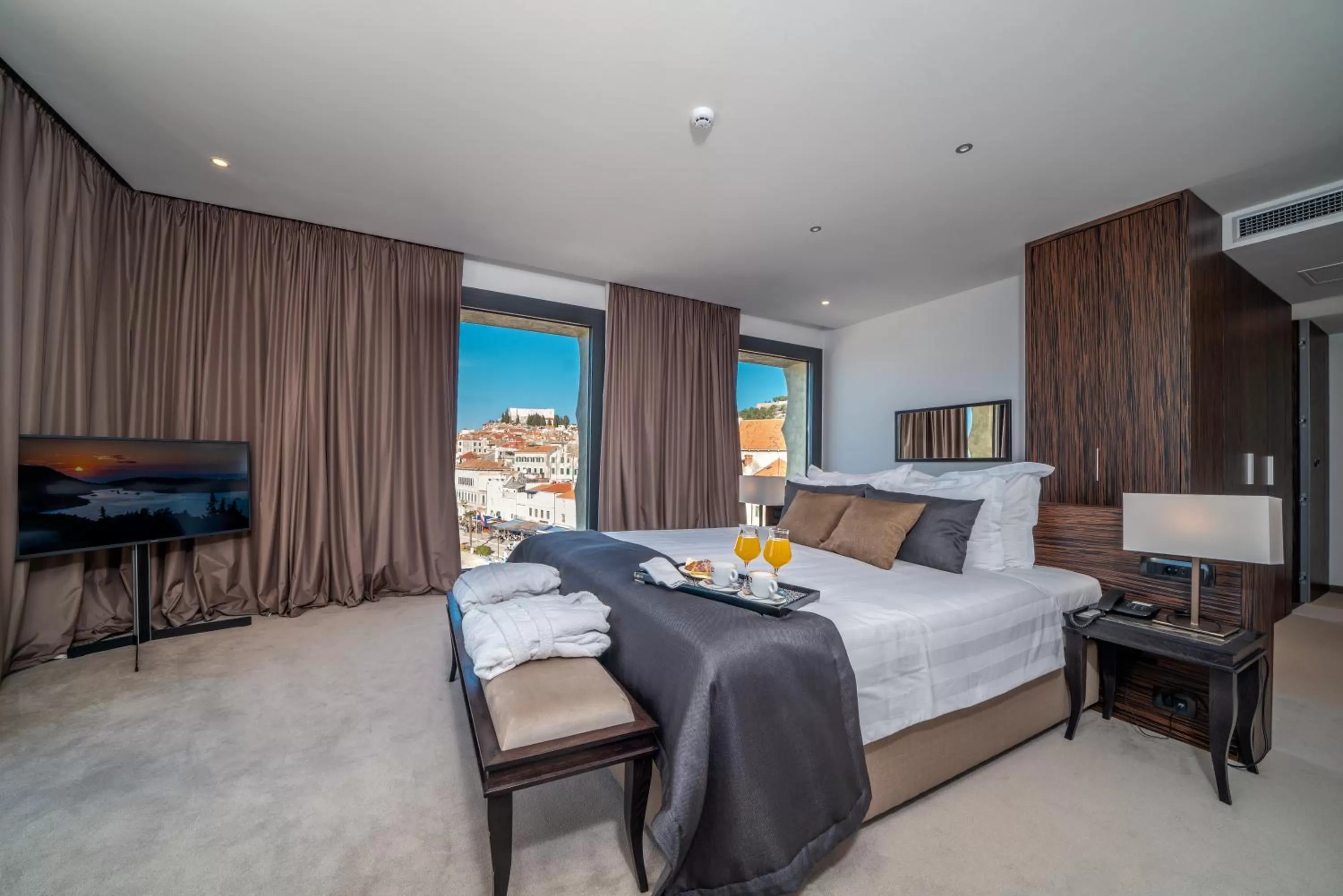 Photo of the whole room, Bed in Bellevue Superior City Hotel