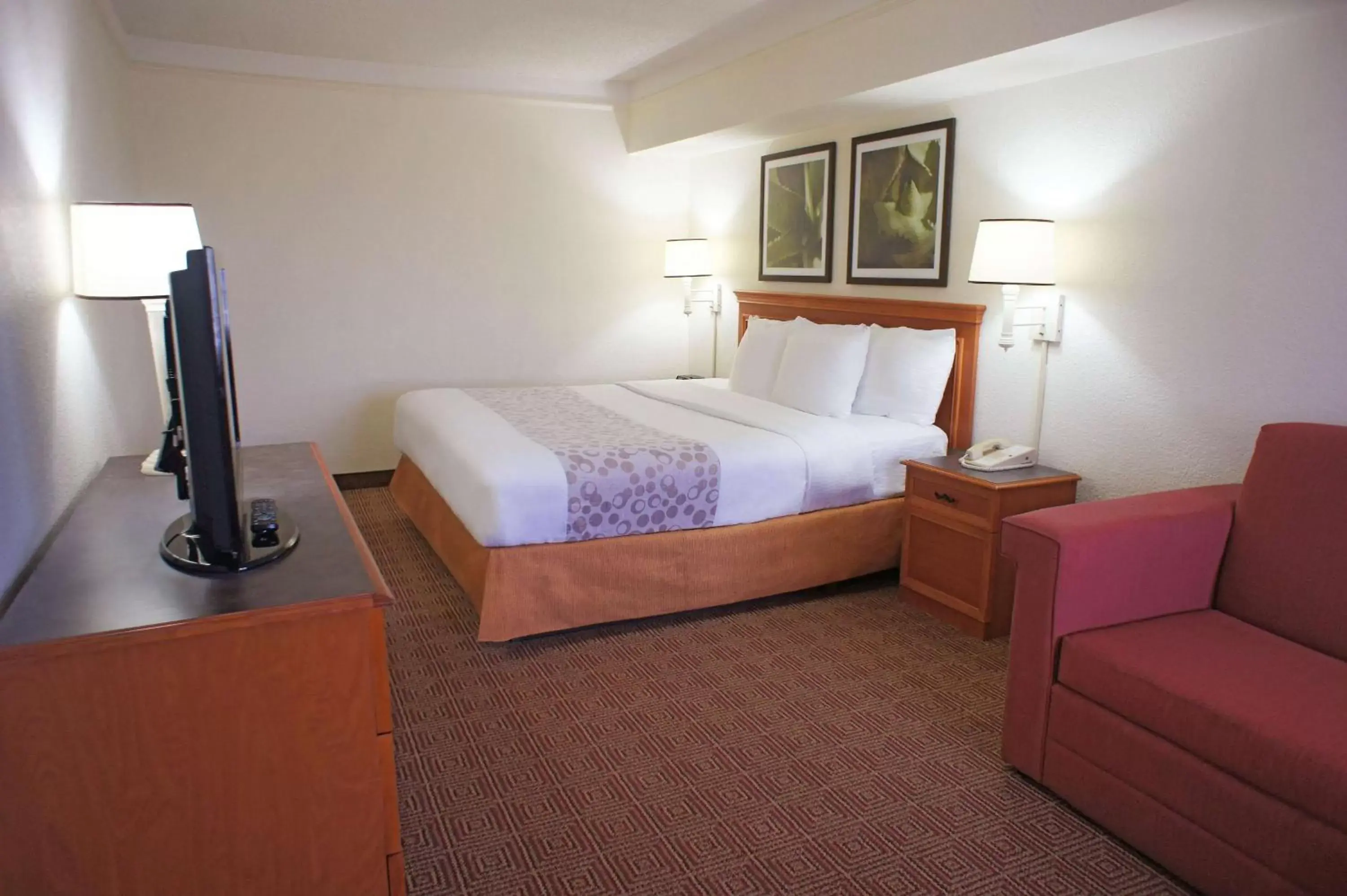 Photo of the whole room, Bed in La Quinta by Wyndham Coral Springs University Dr