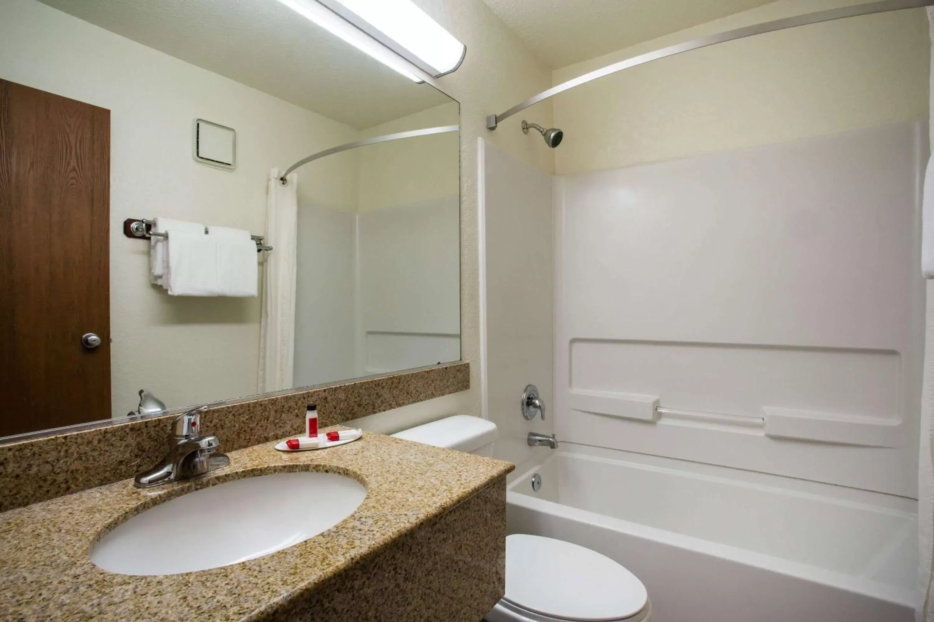 Photo of the whole room, Bathroom in Super 8 by Wyndham Flagstaff