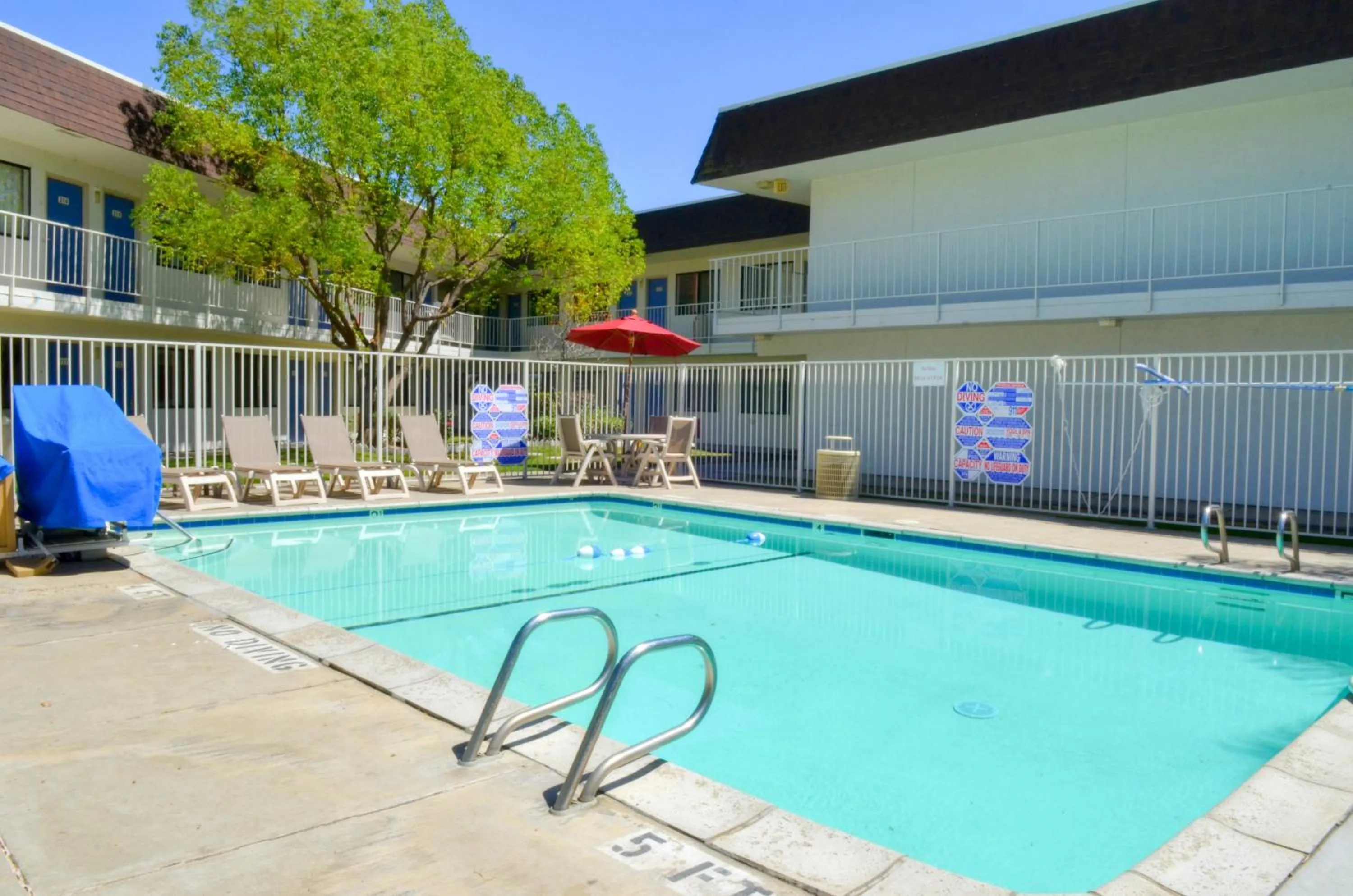 Swimming pool in Motel 6-Santa Nella, CA - Los Banos - Interstate 5