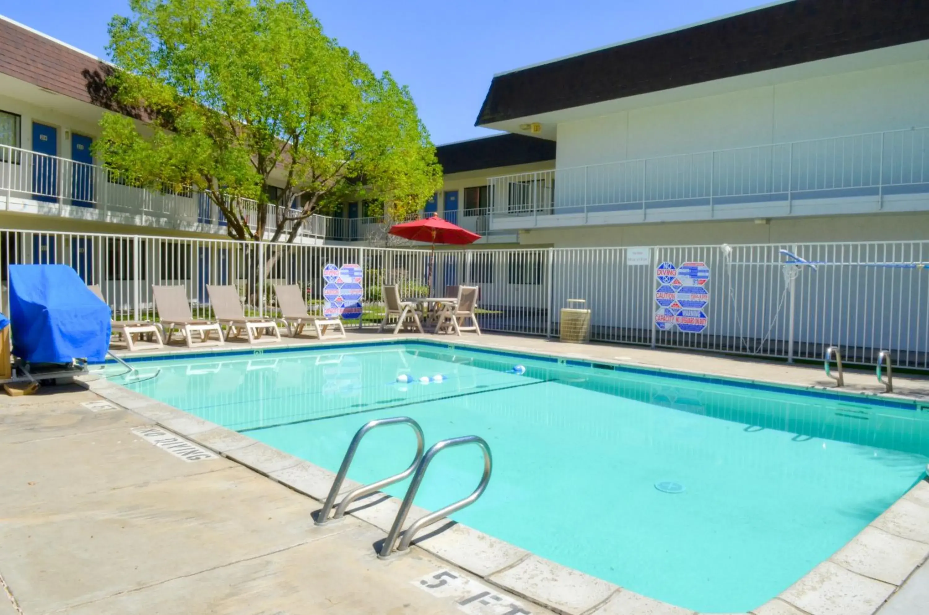 Swimming pool, Property Building in Motel 6 Santa Nella, CA - Los Banos - Interstate 5