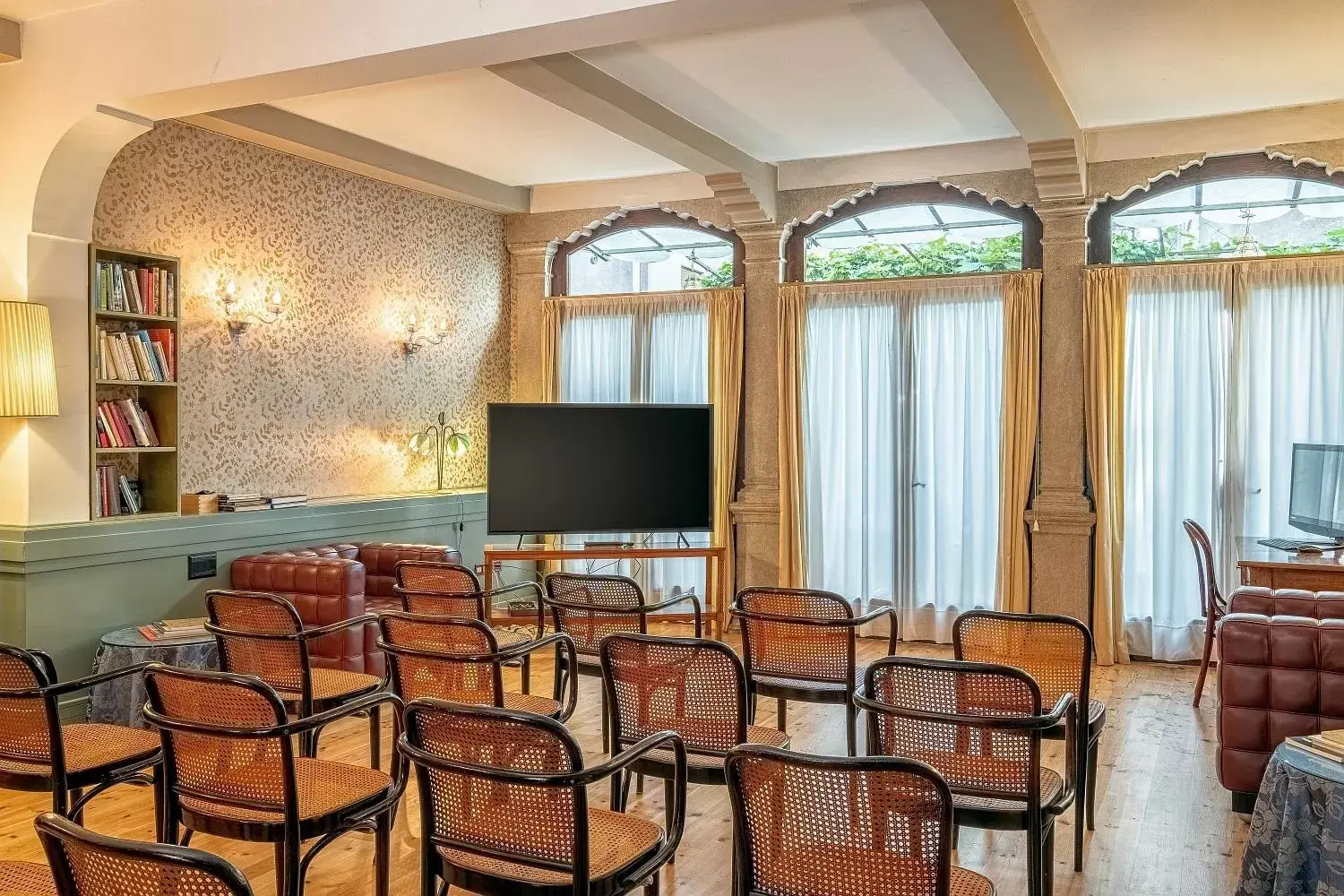 Communal lounge/ TV room in Hotel Villa Mabapa