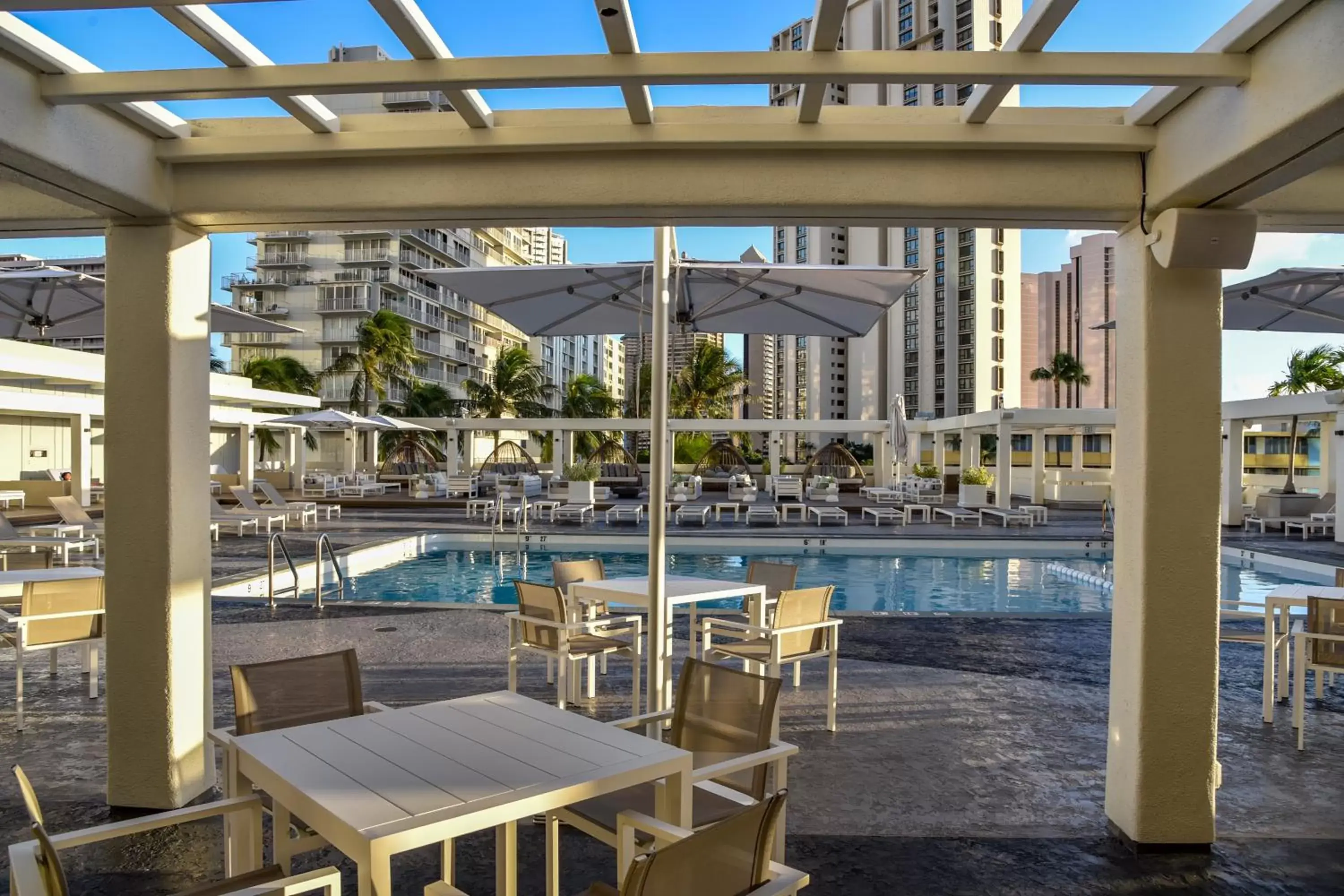 Lounge or bar, Swimming Pool in Ala Moana Hotel - Resort Fee Included