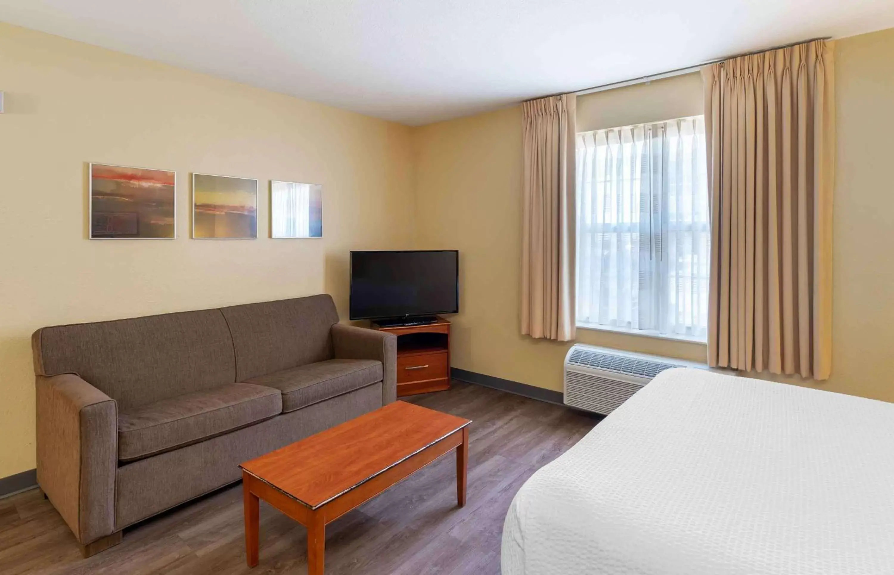 Bedroom, TV/Entertainment Center in Extended Stay America Suites - Virginia Beach