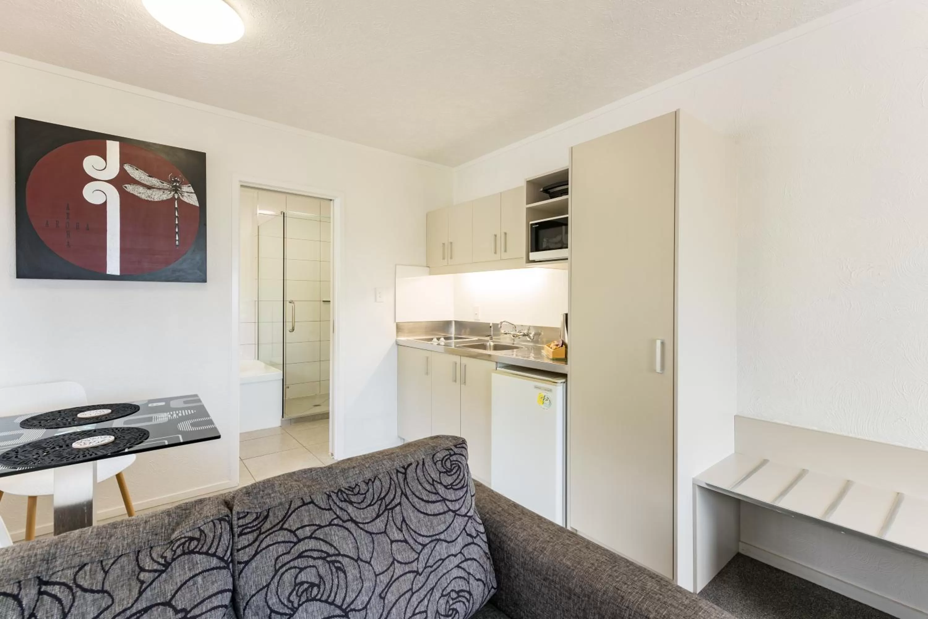 Photo of the whole room in Anchorage Motel