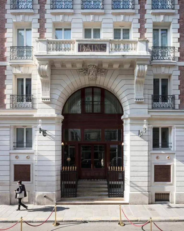 Property building in Hotel Les Bains Paris
