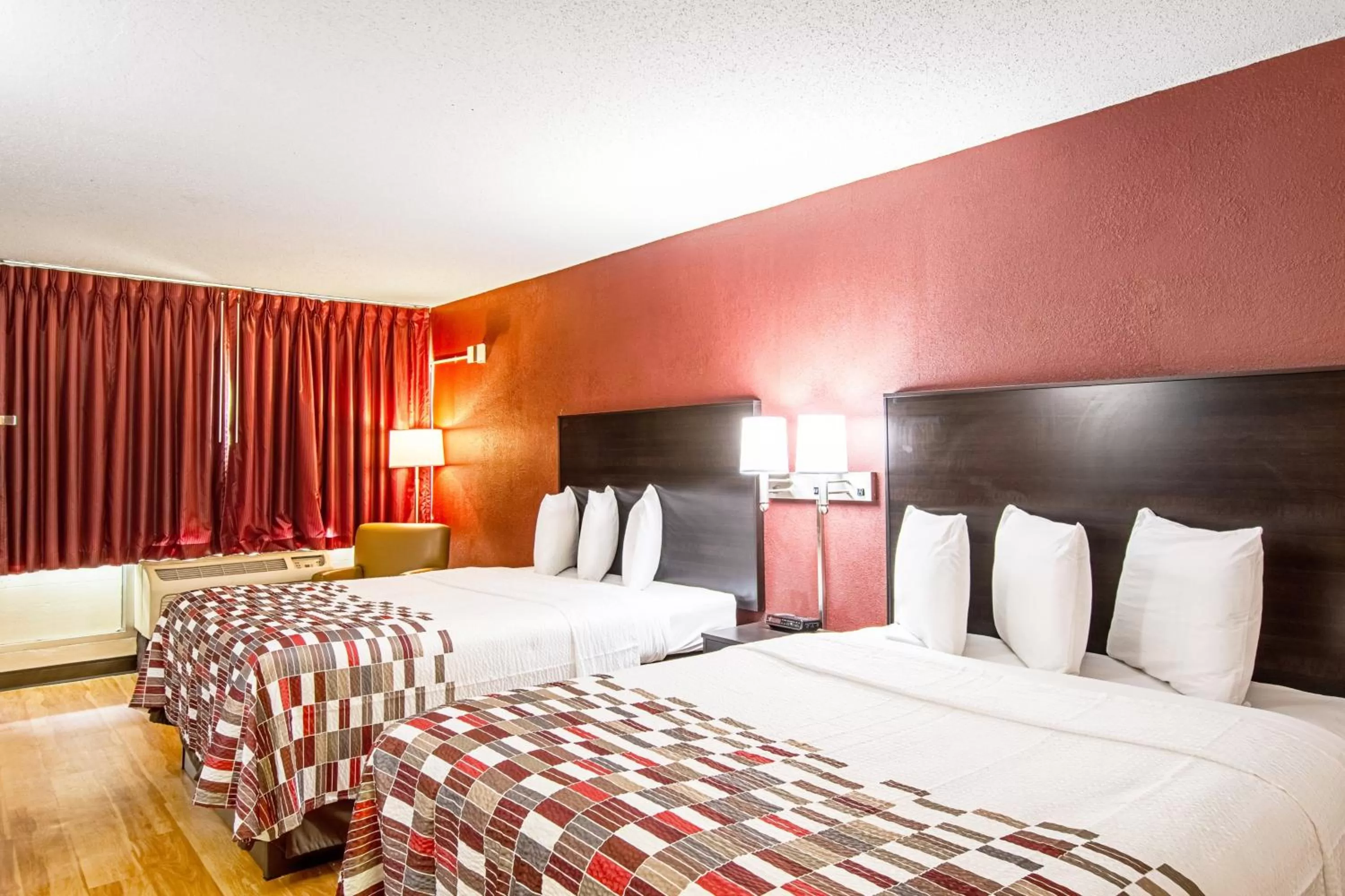 Photo of the whole room, Bed in Red Roof Inn Battle Creek